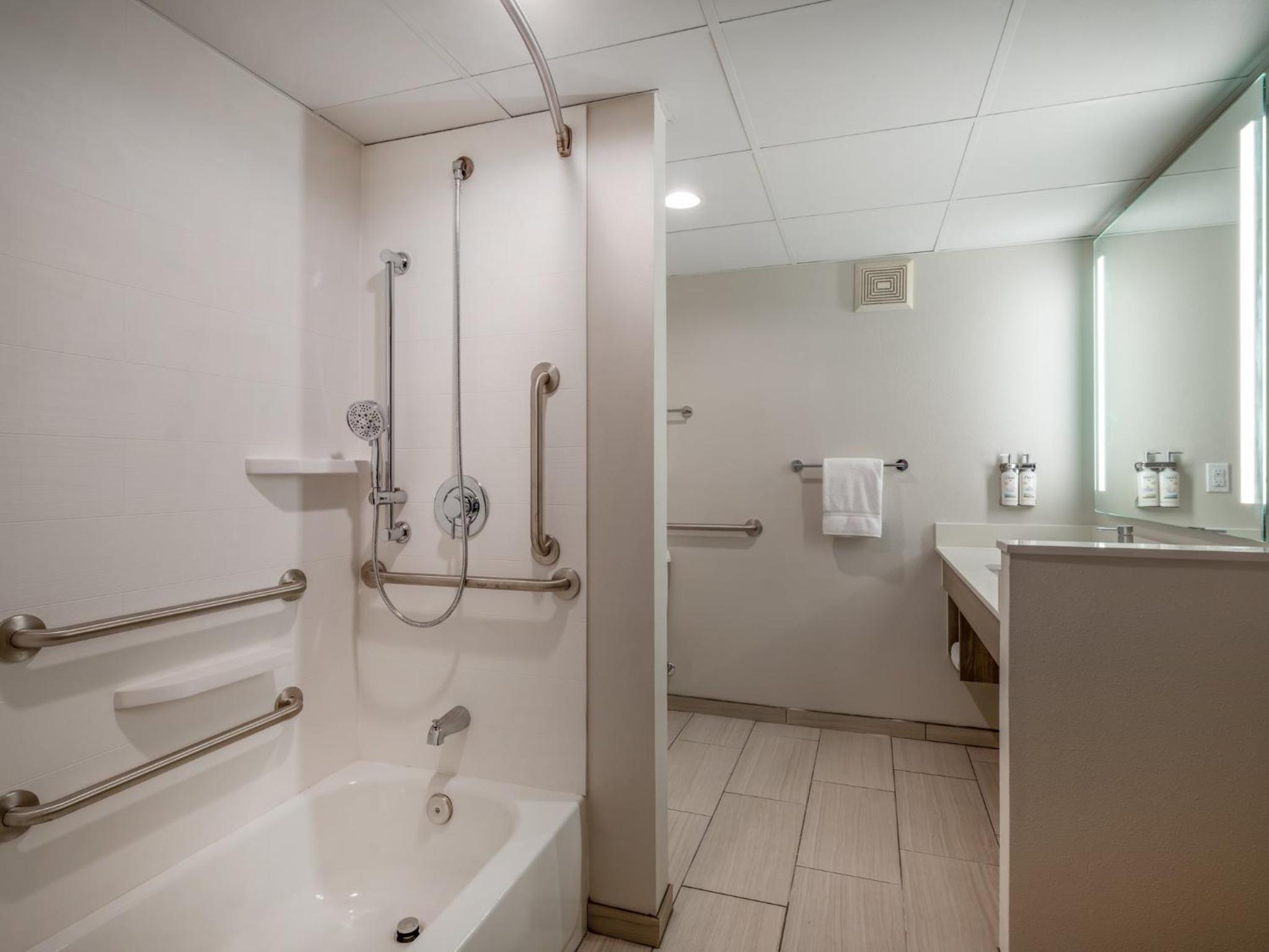 Deluxe King Room with Mobility Accessible Tub - Non-Smoking - Photo 8