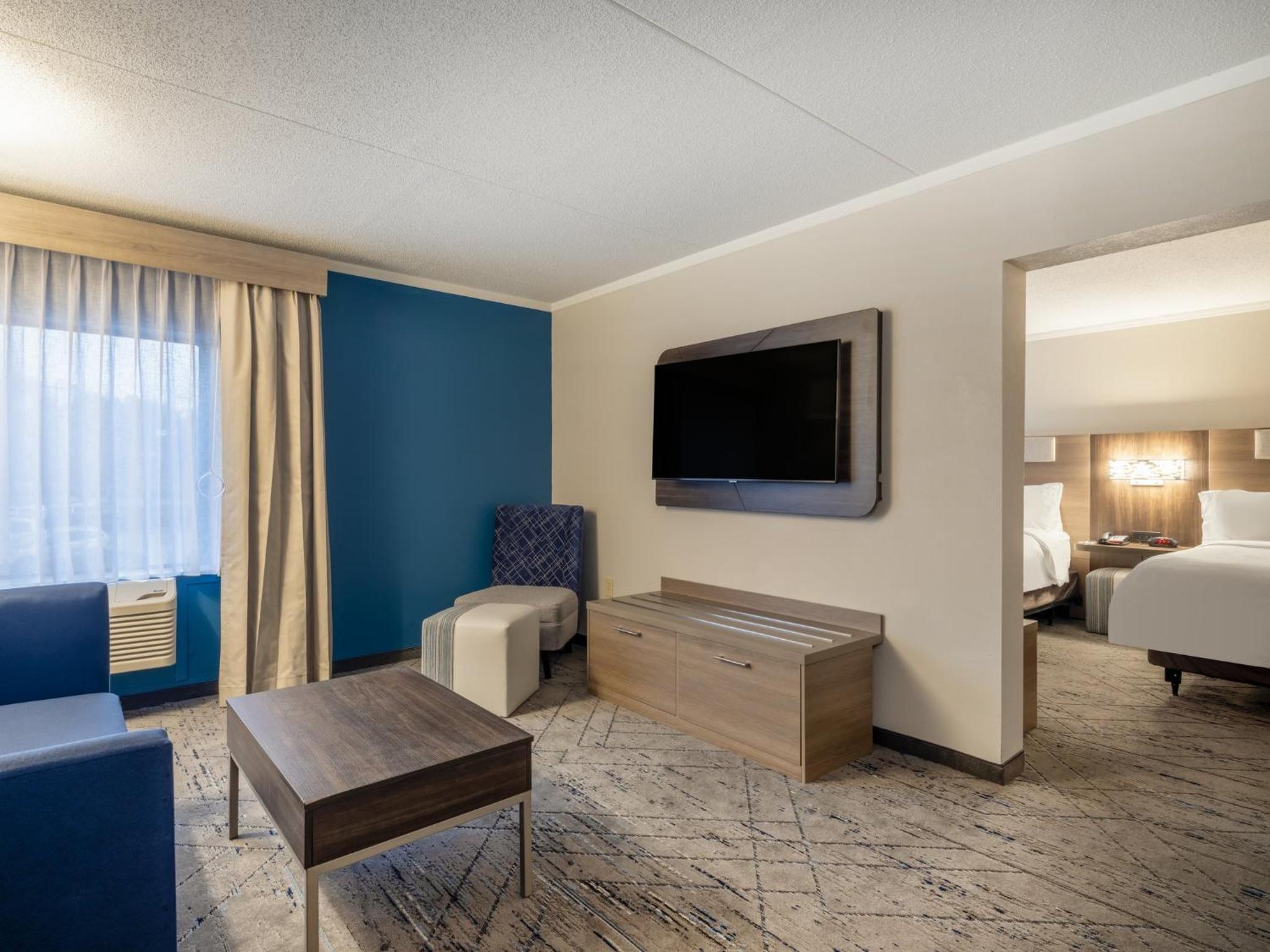 Queen Room with Two Queen Beds and Mobility Accessible Tub - Photo 7