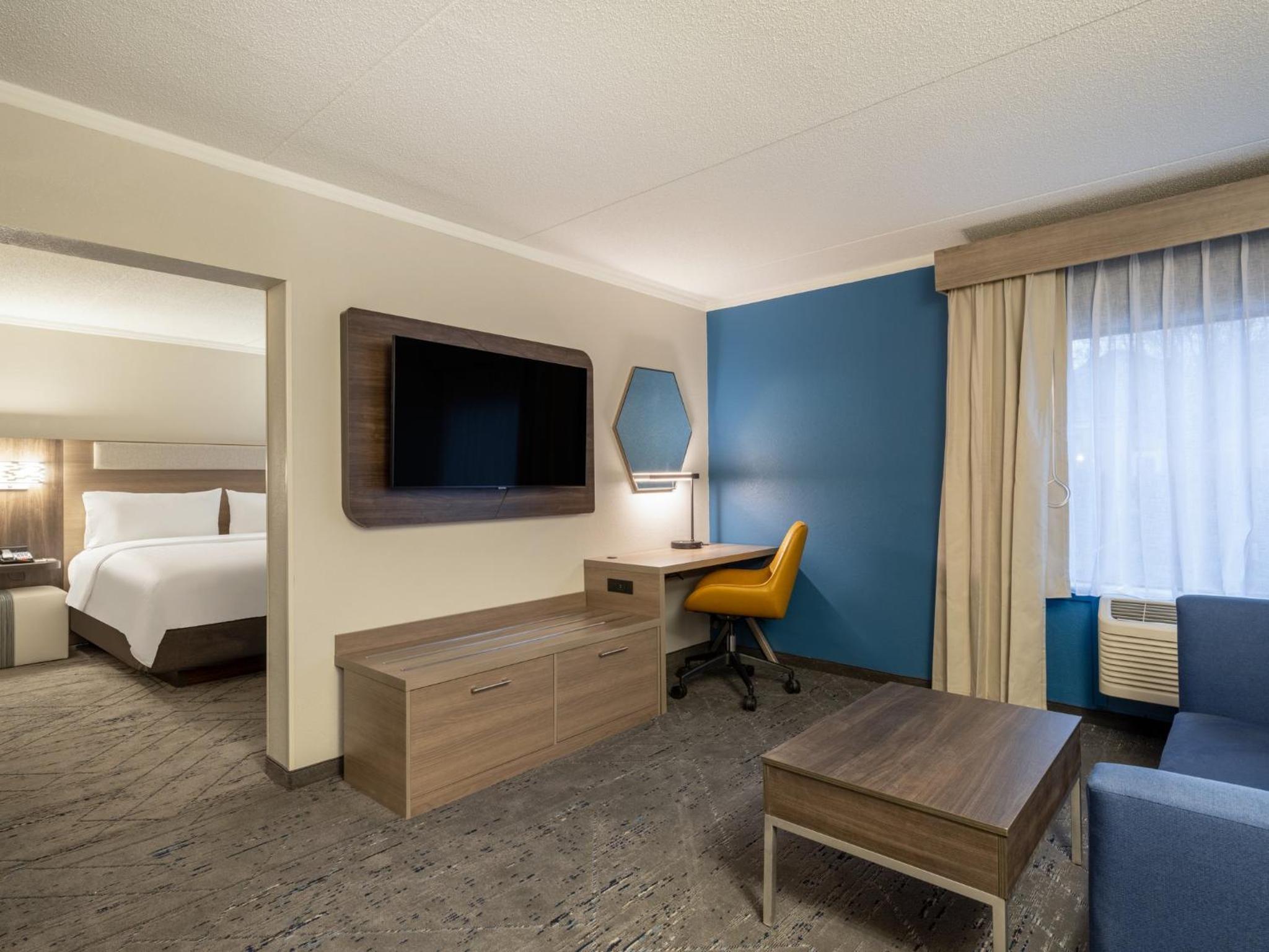 One-Bedroom Suite with Tub - Mobility Accessible - Photo 3