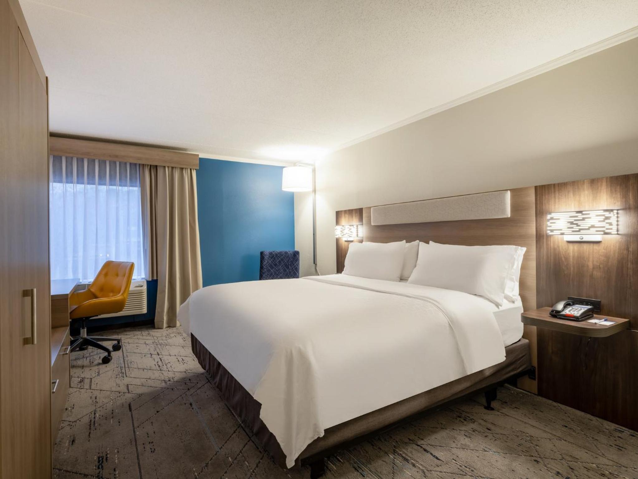 Standard King Room - Photo 10