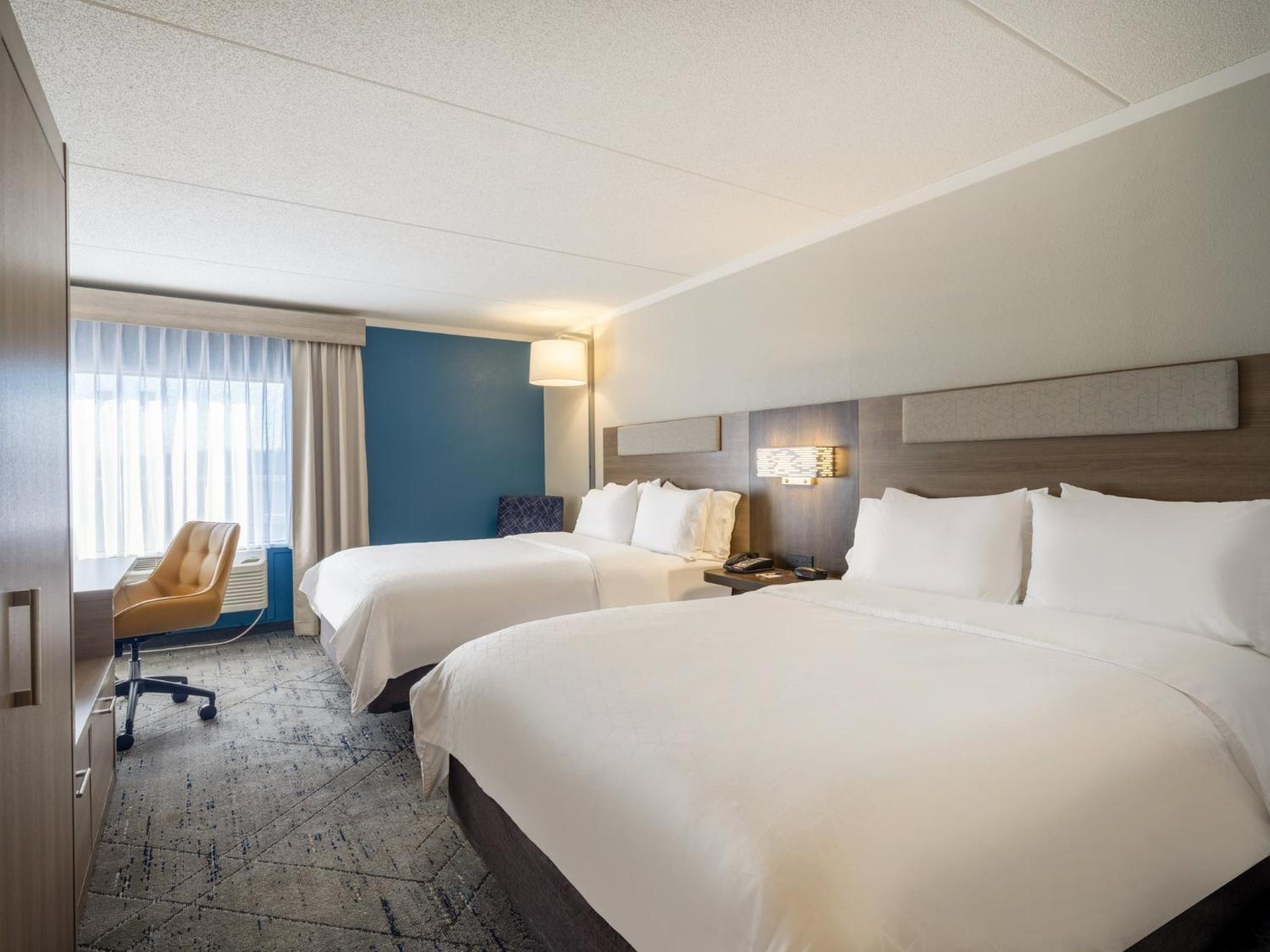 Standard Room with Two Queen Beds - Photo 3