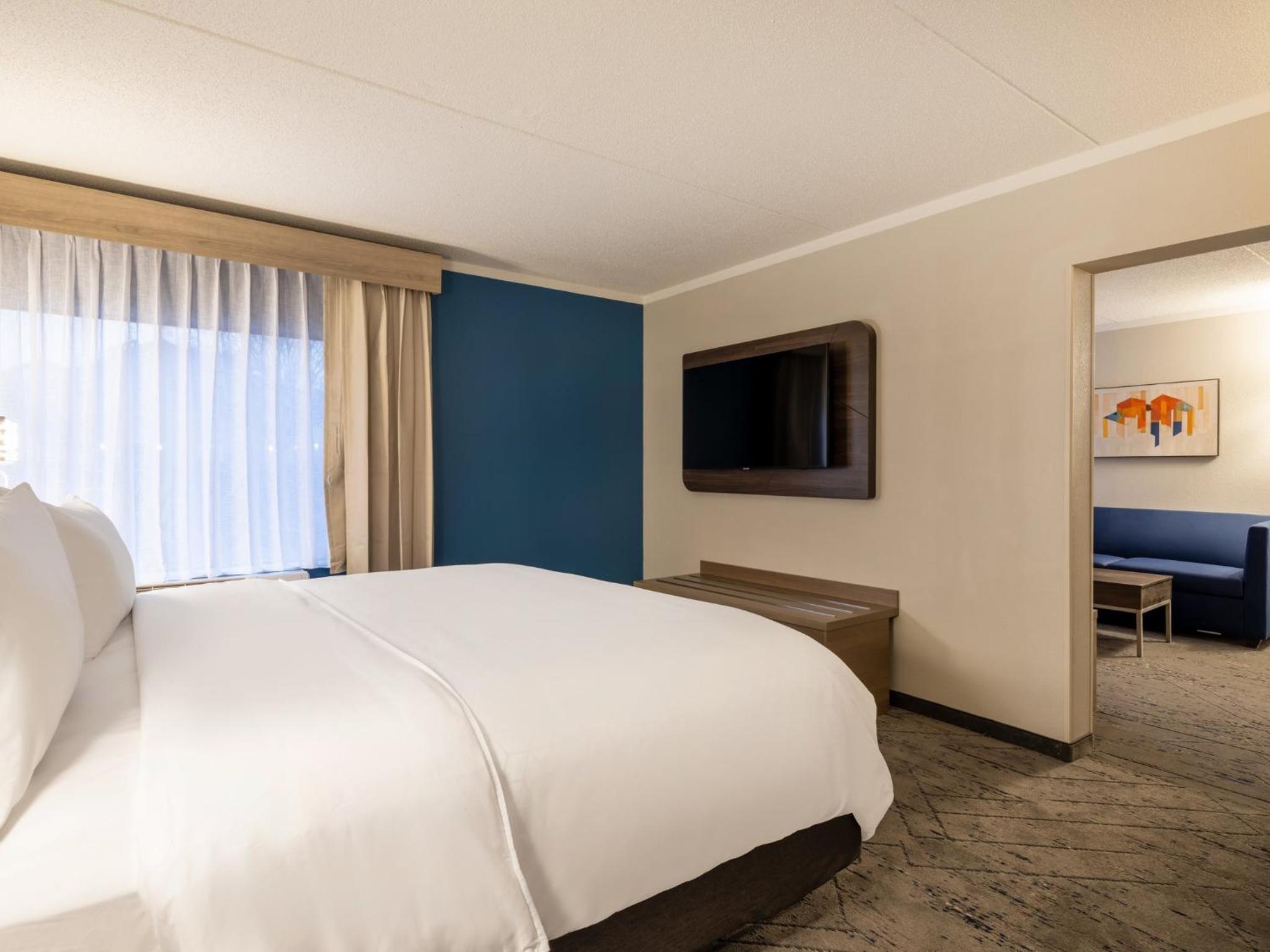 One-Bedroom Suite with Tub - Mobility Accessible - Photo 1