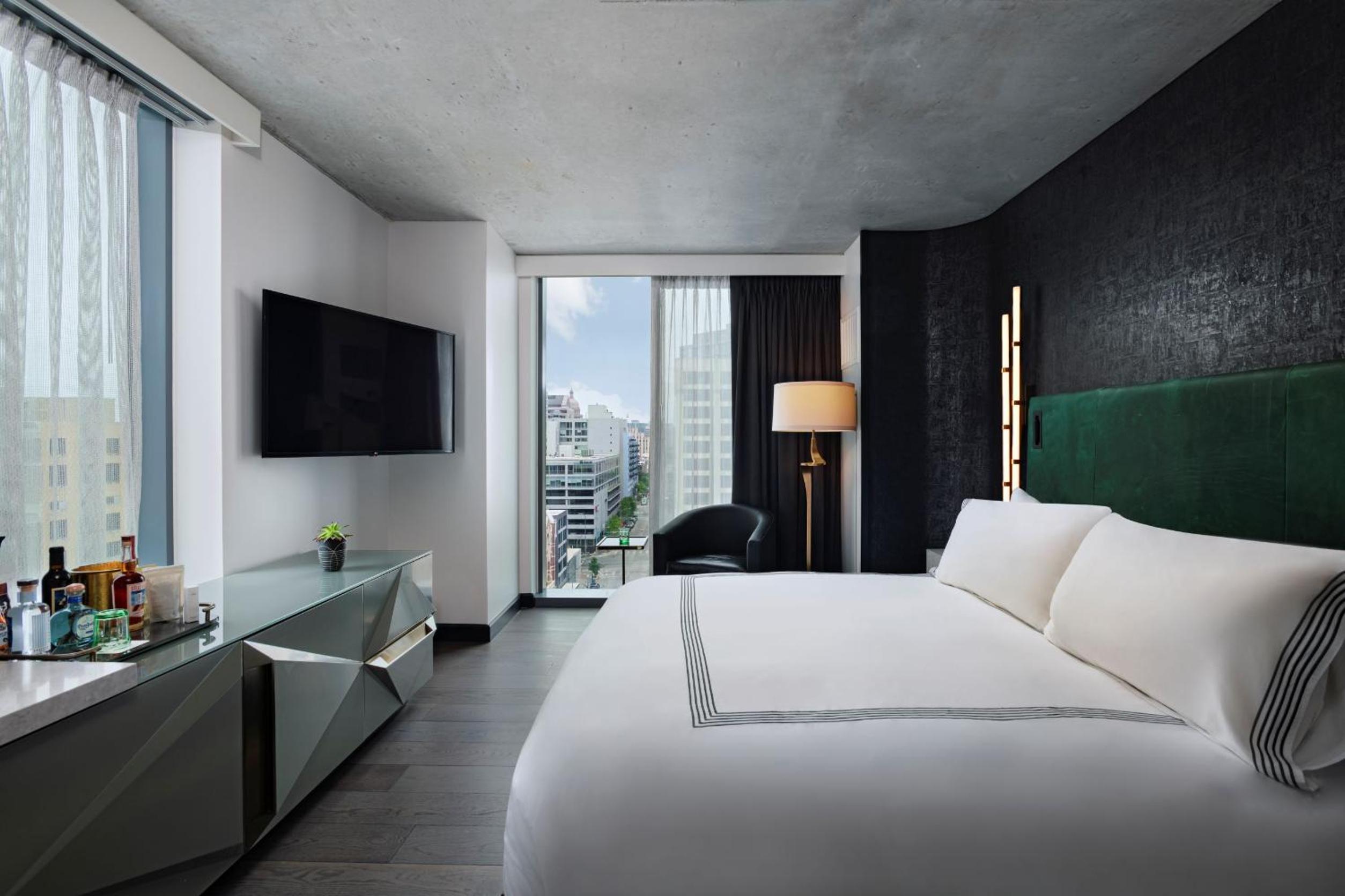 Corner King Room with View - Photo 5
