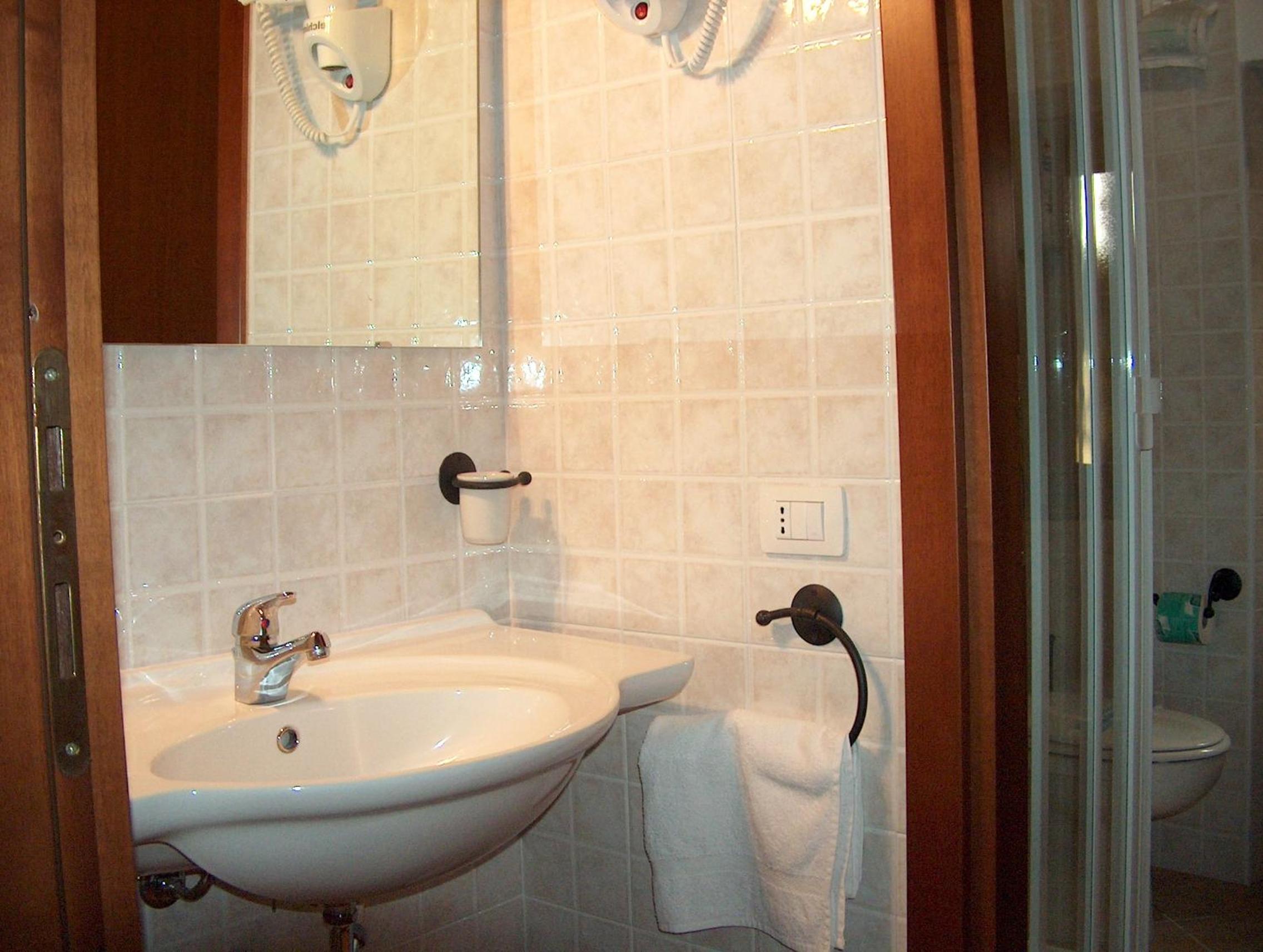 Double Room - Photo 7