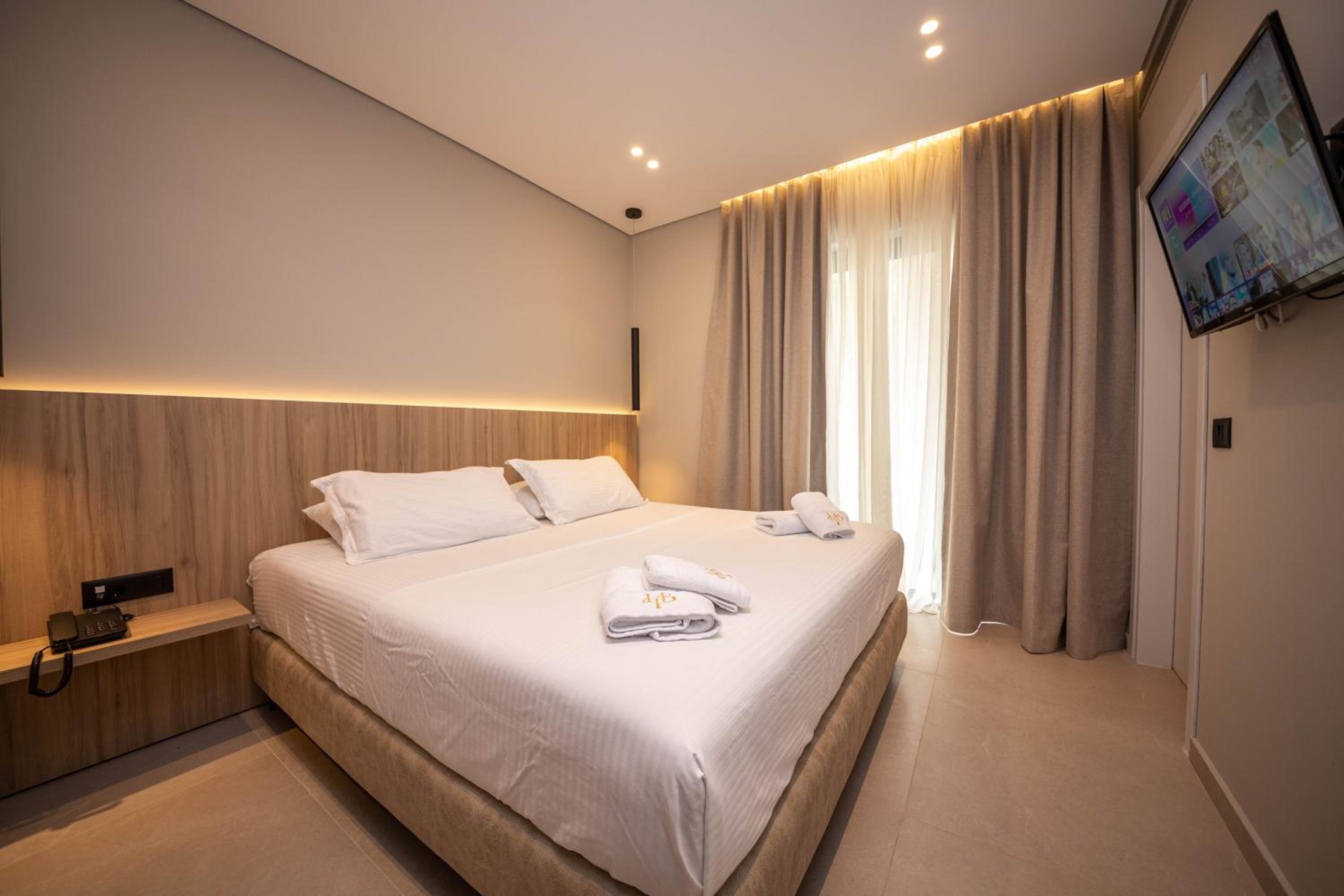 Deluxe Double Room with Side Sea View