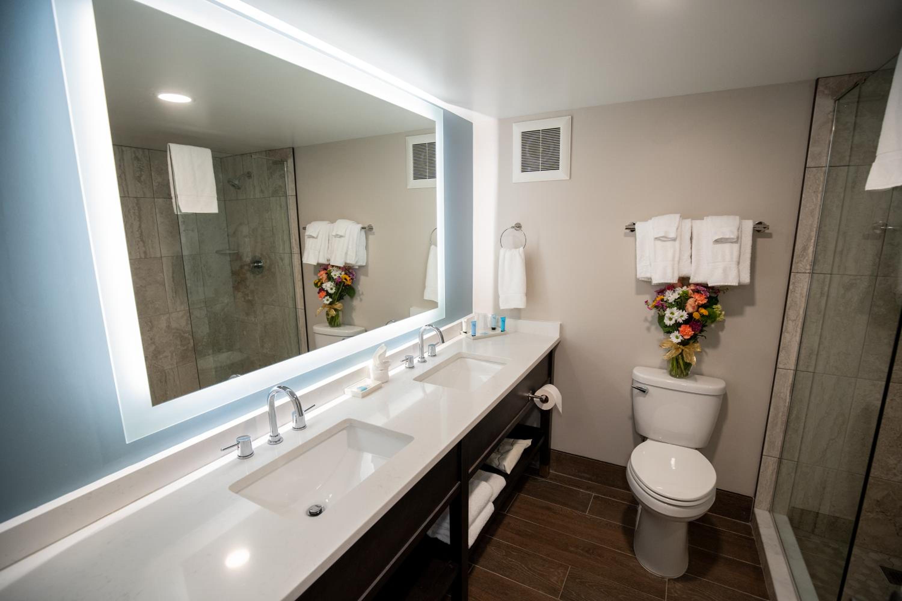Premium Lake View with Two Queen Beds photo 2