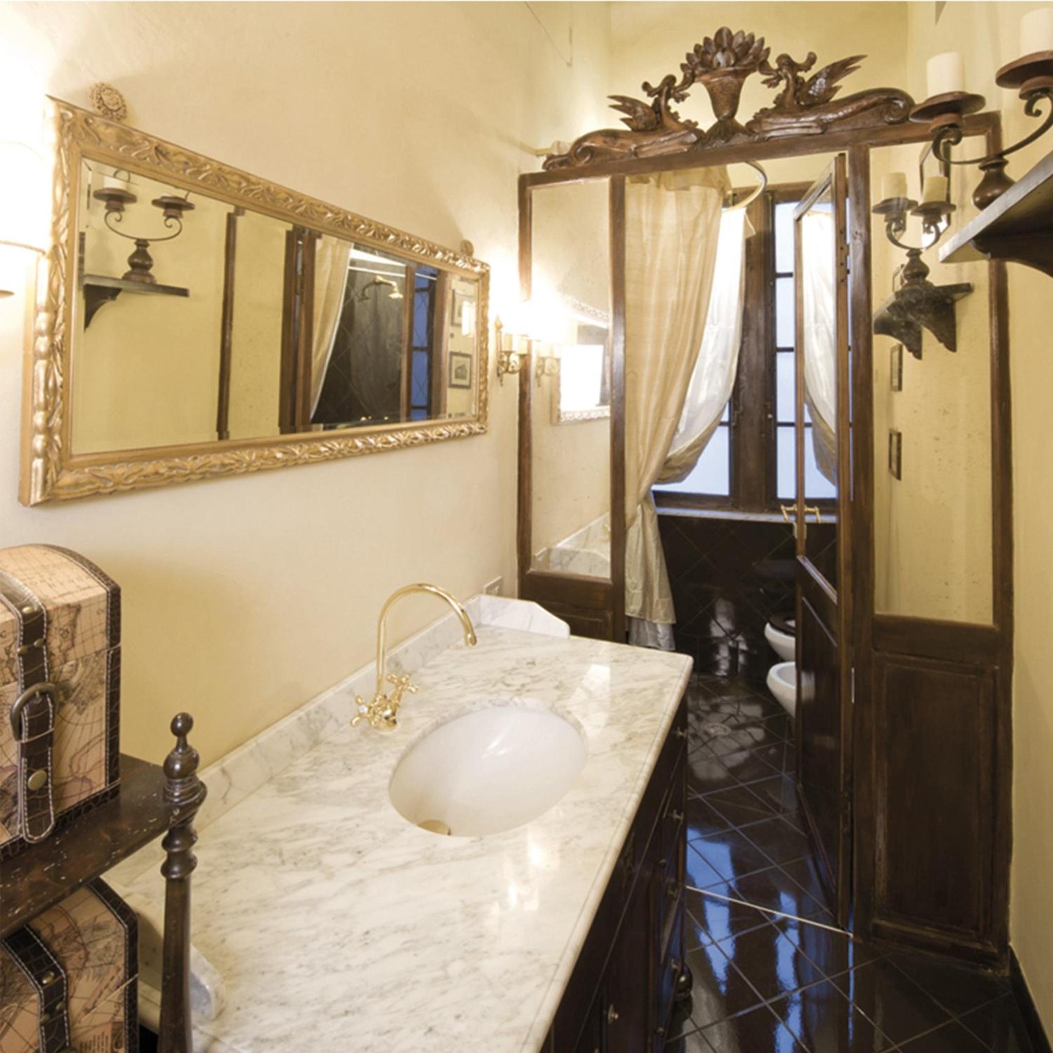 Luxury Apartment with City View - Photo 9