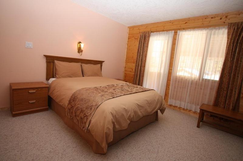 Queen Room photo 1