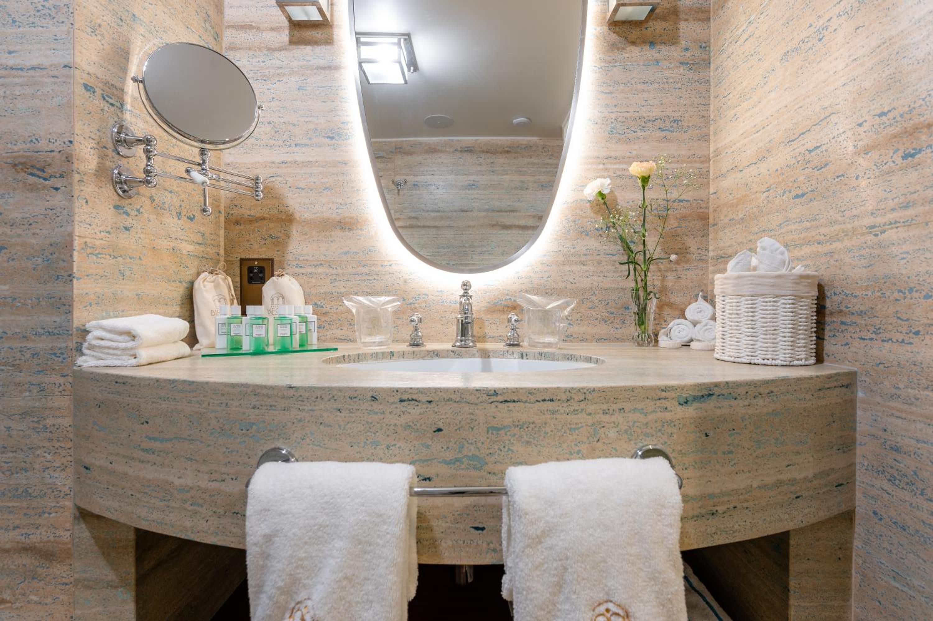 Executive Suite - Photo 9
