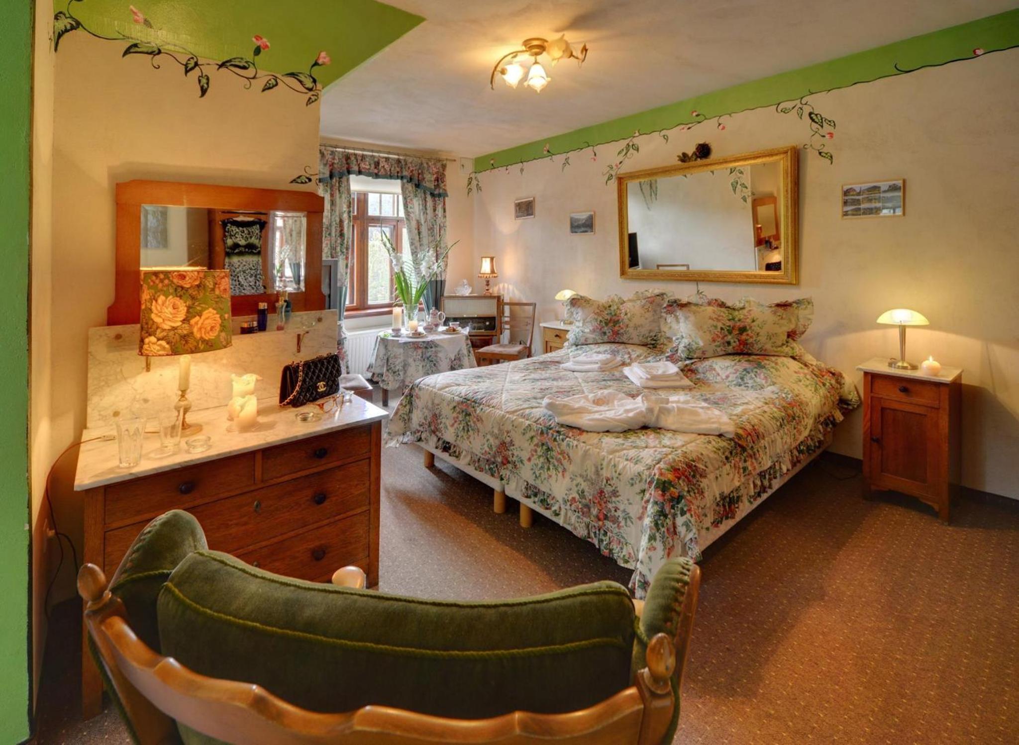 Large Double Room - Photo 1