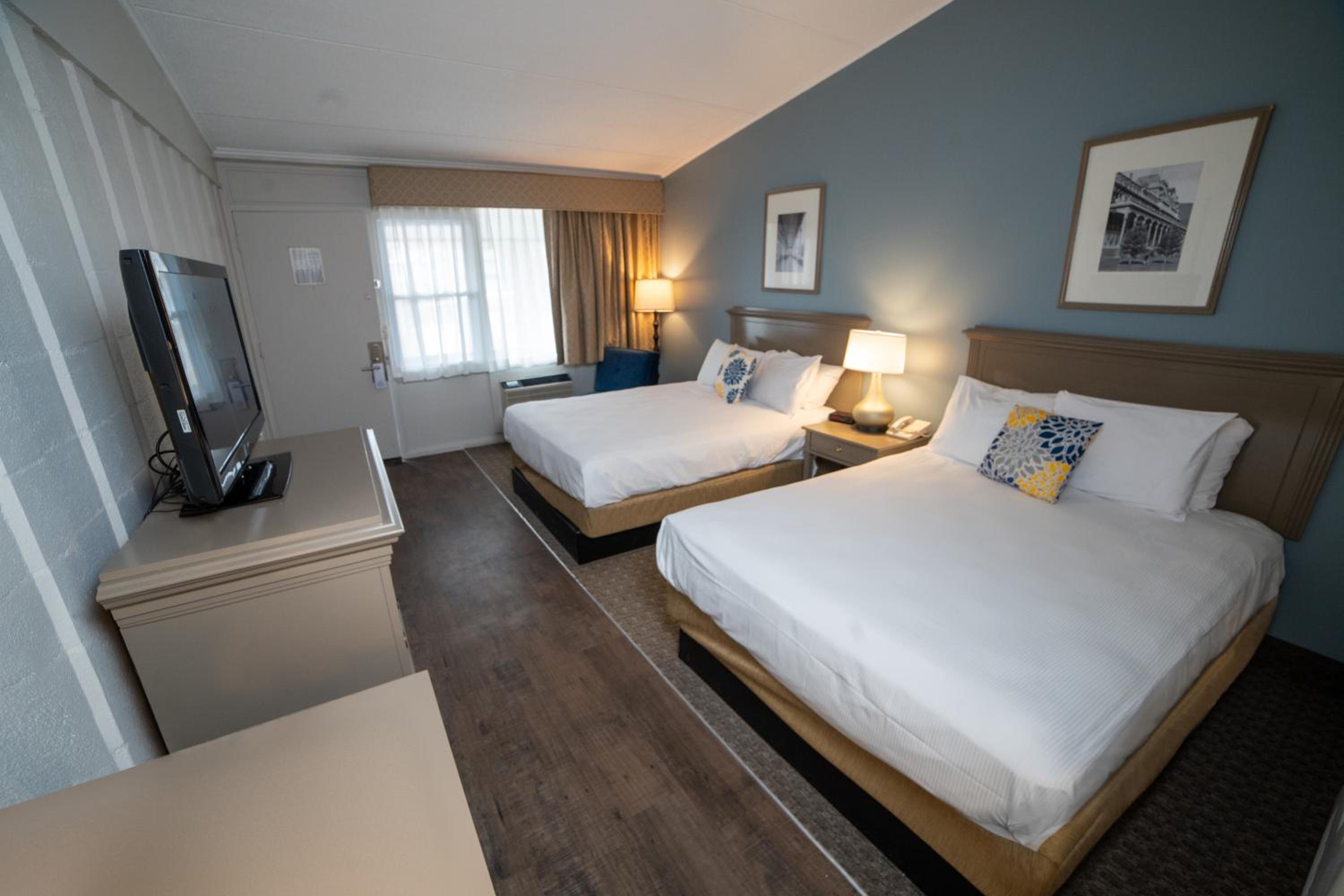 Deluxe Mountain View with Two Queen Beds photo 3