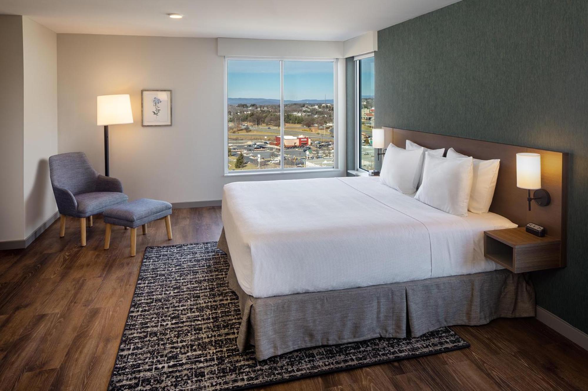 King Suite with Sofa Bed and Tub - Disability Access - Photo 1