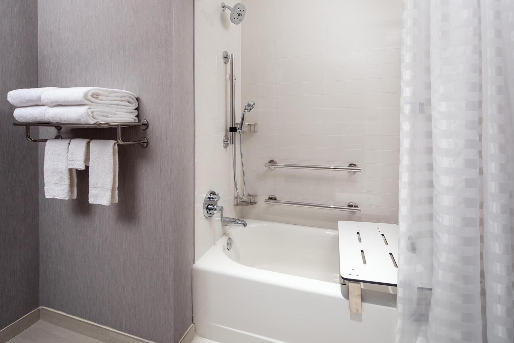 King Suite with Sofa Bed and Tub - Disability Access - Photo 2