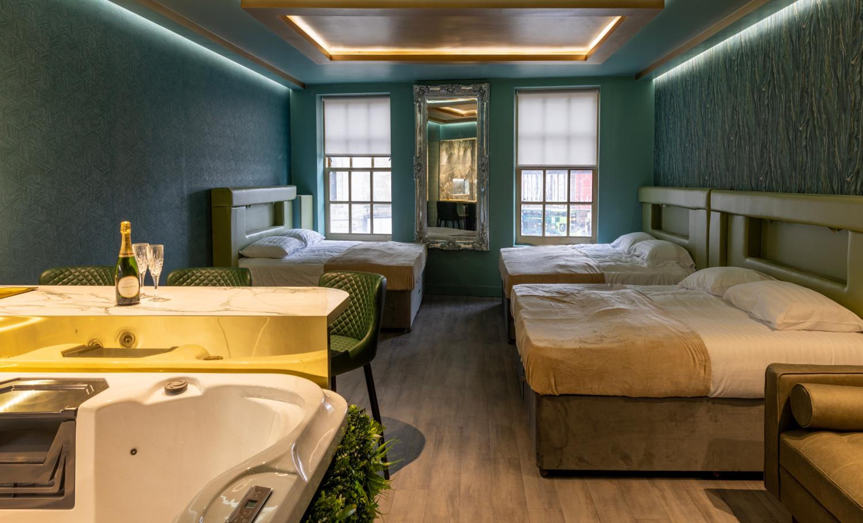 Suite With Hot Tub