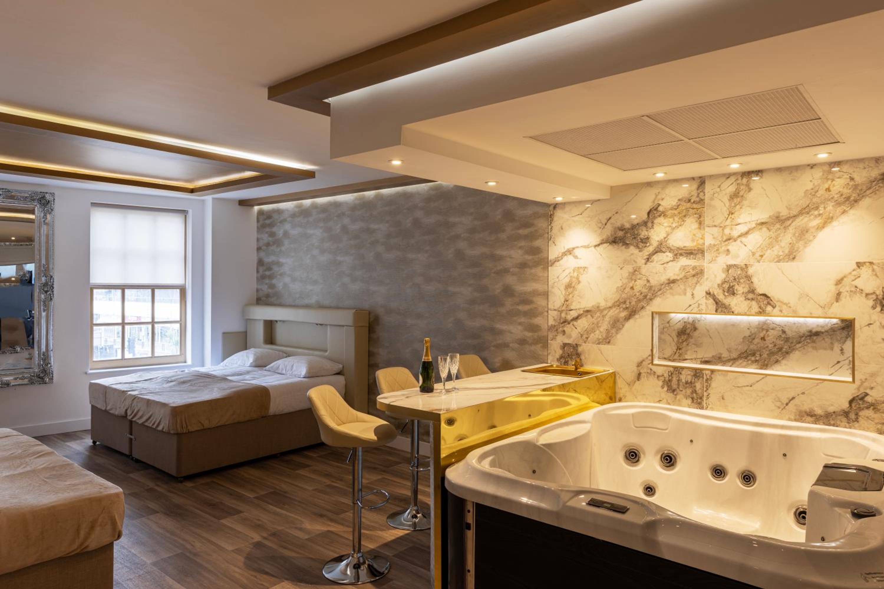 Suite With Hot Tub