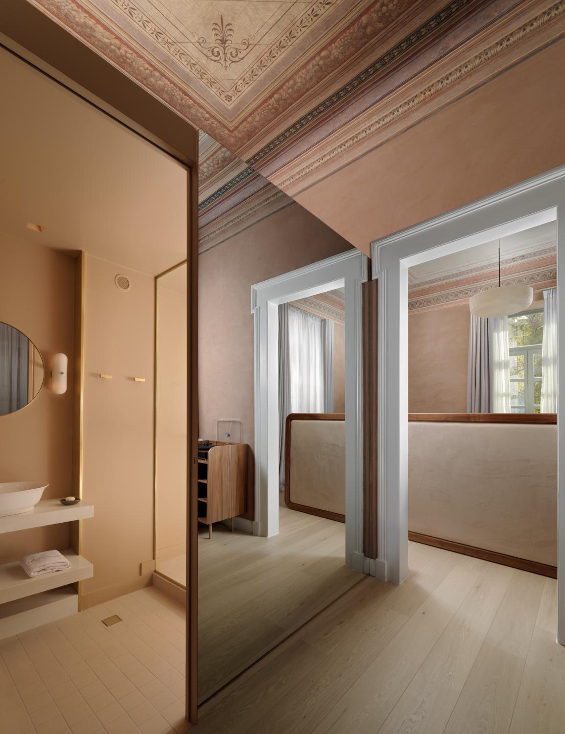 Acanthus Suite with Balcony photo 3
