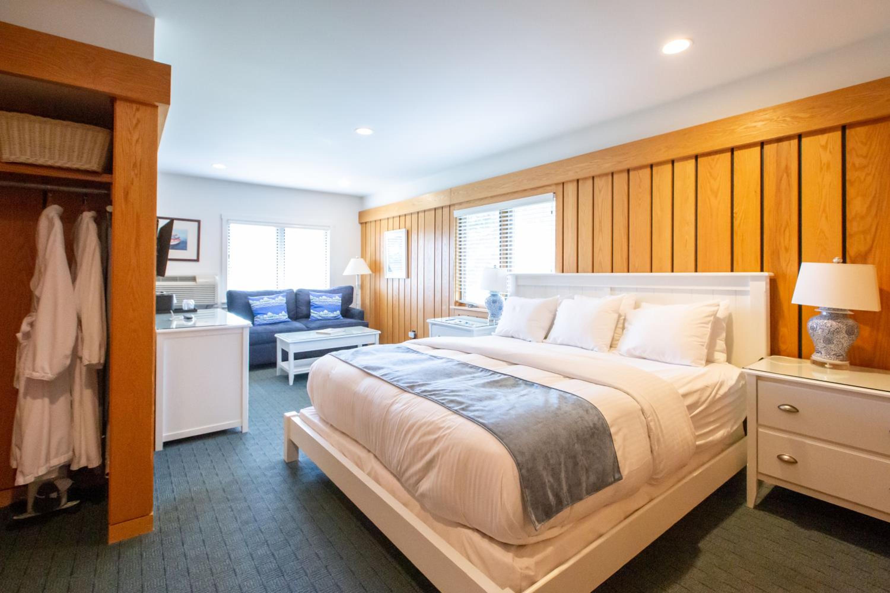 Deluxe King Room photo 1