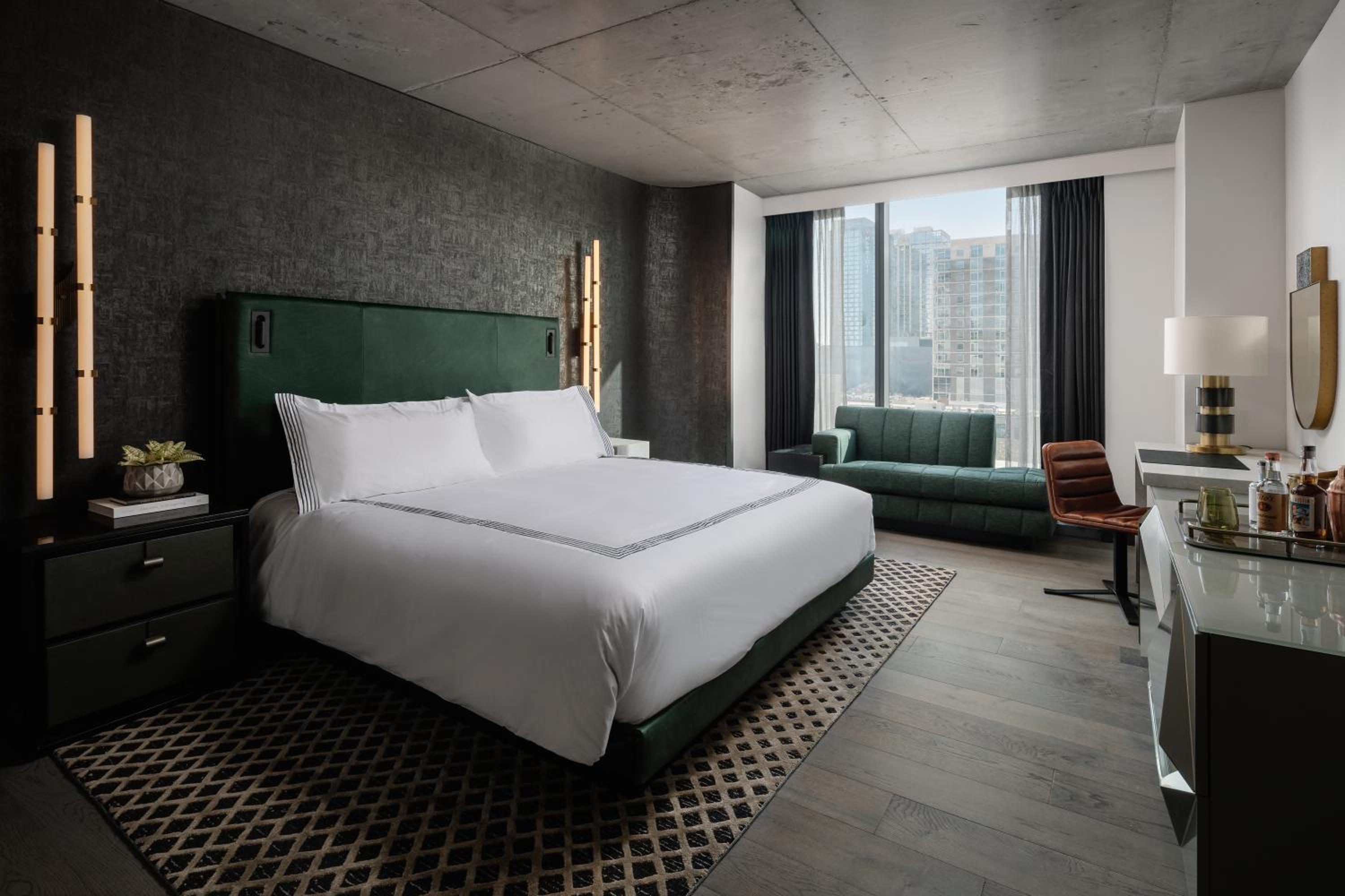 King Room with Pool View - Photo 4
