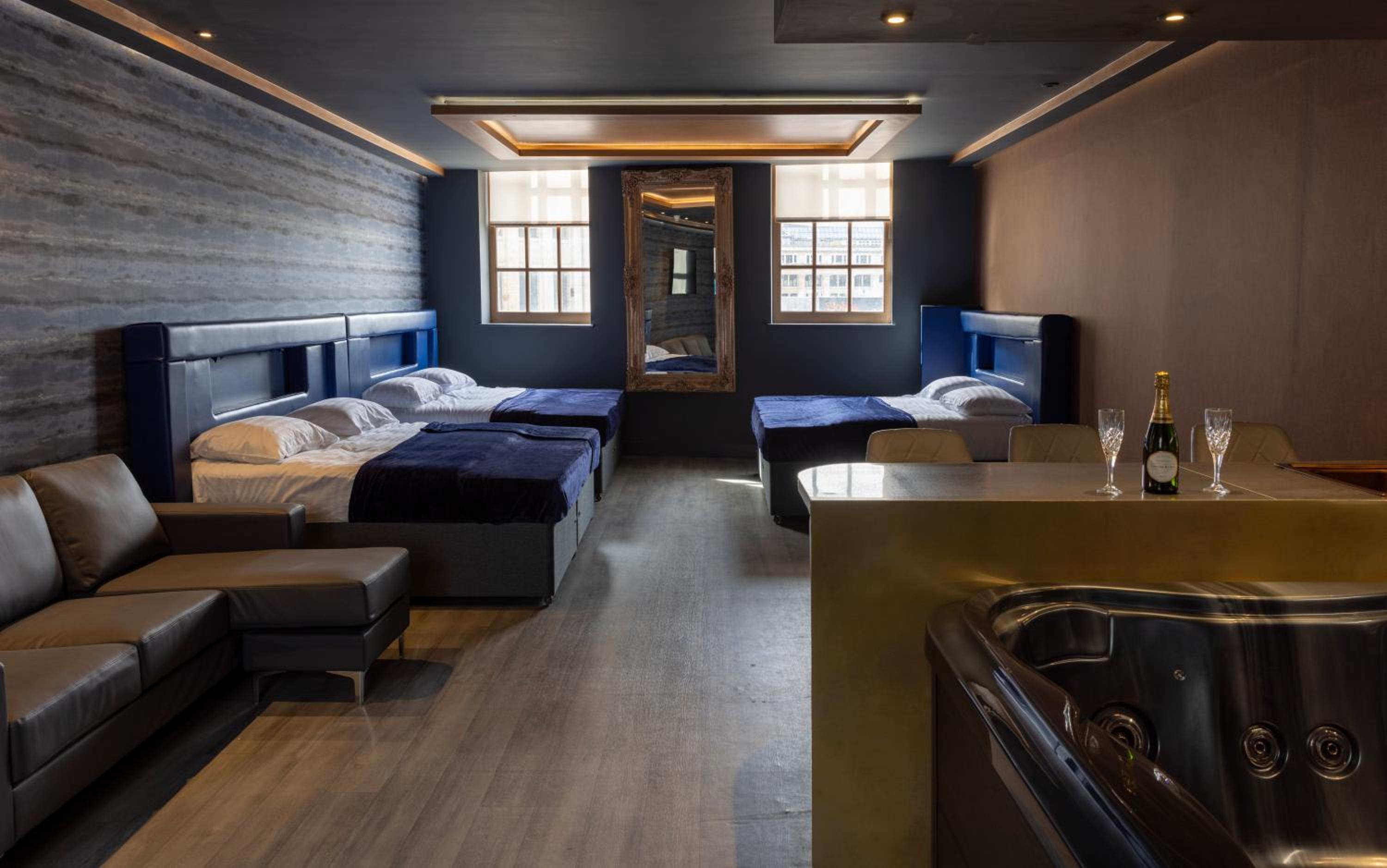 Suite With Hot Tub