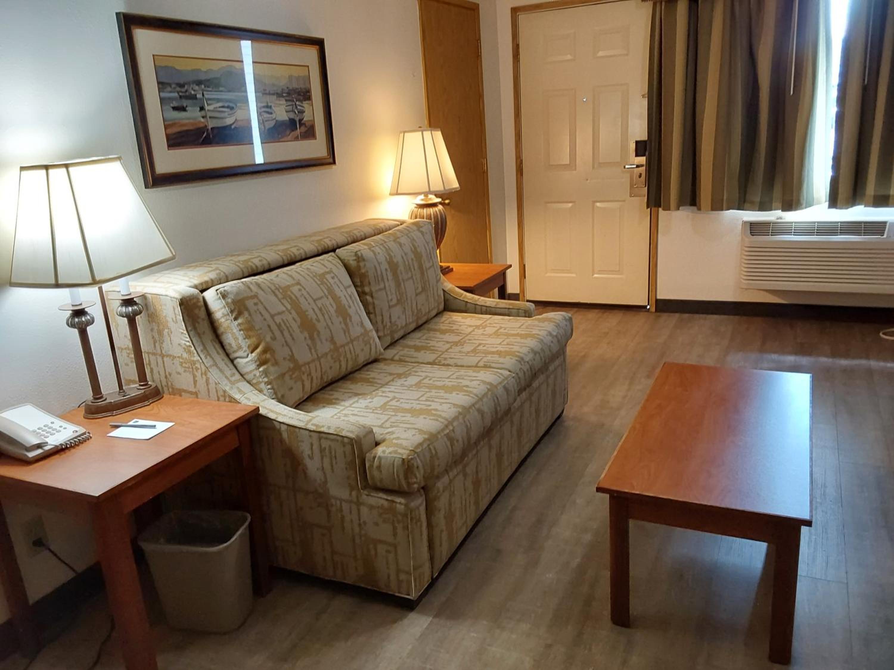 Deluxe Queen Suite - Photo 3