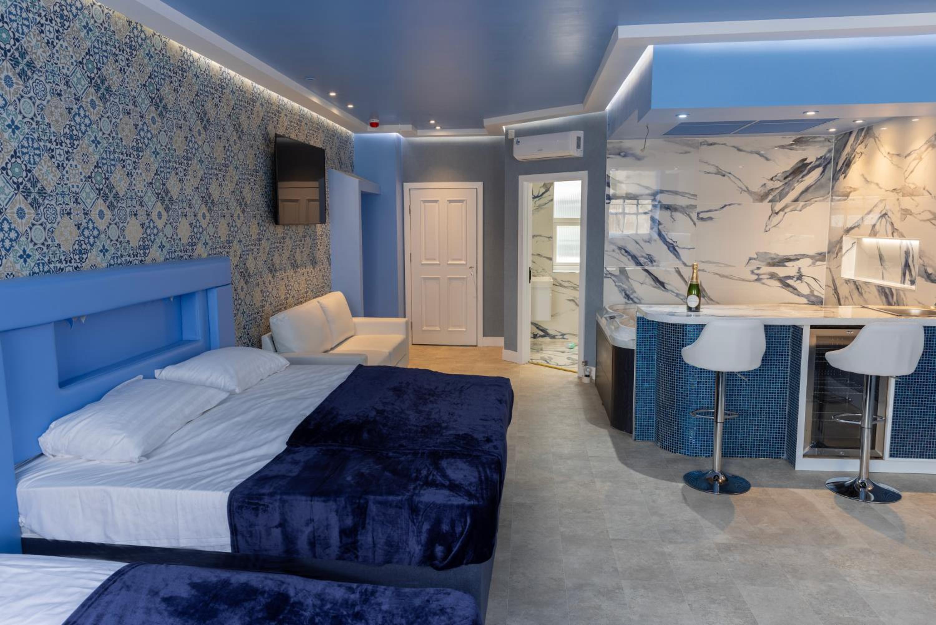 Suite With Hot Tub