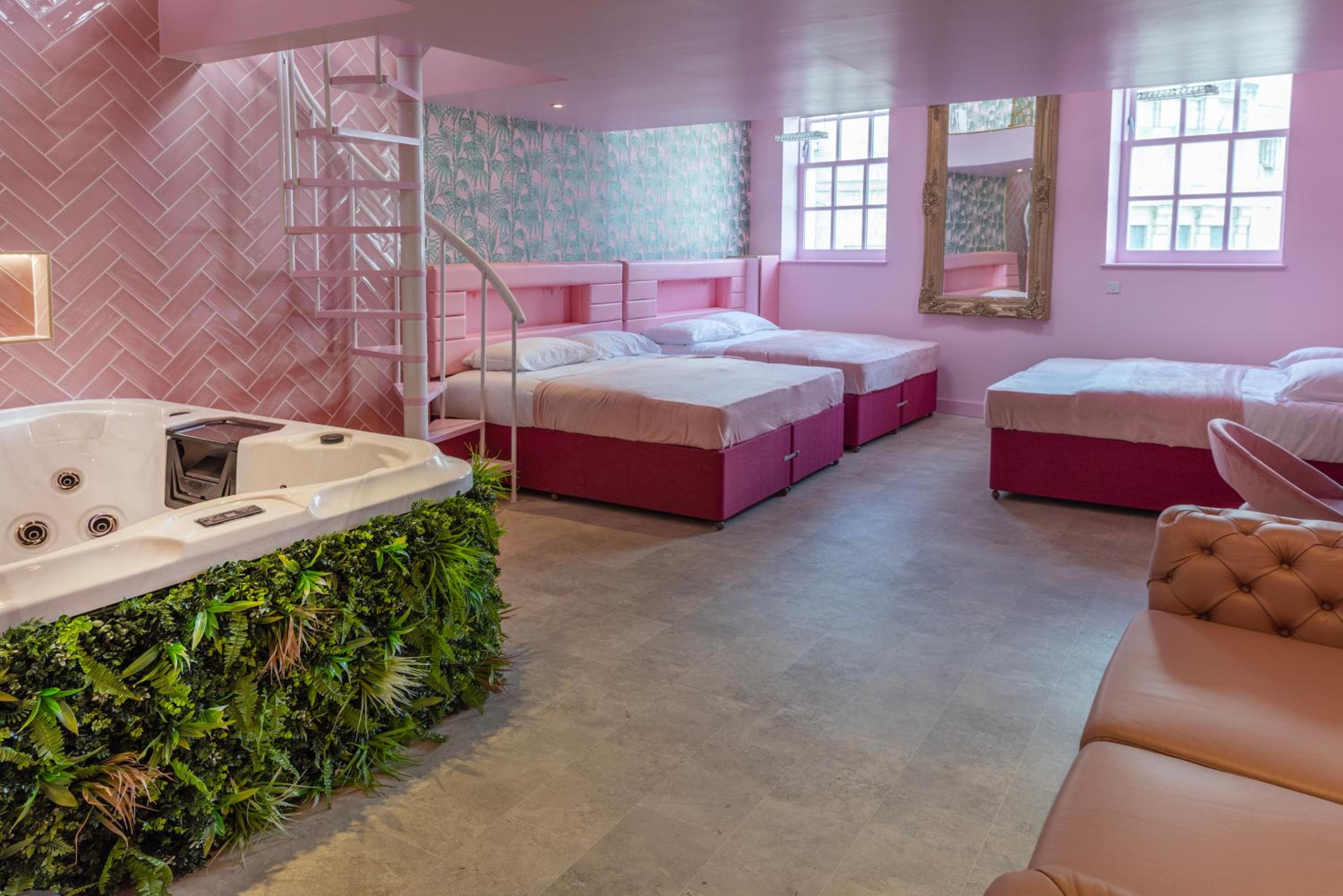 Suite With Hot Tub