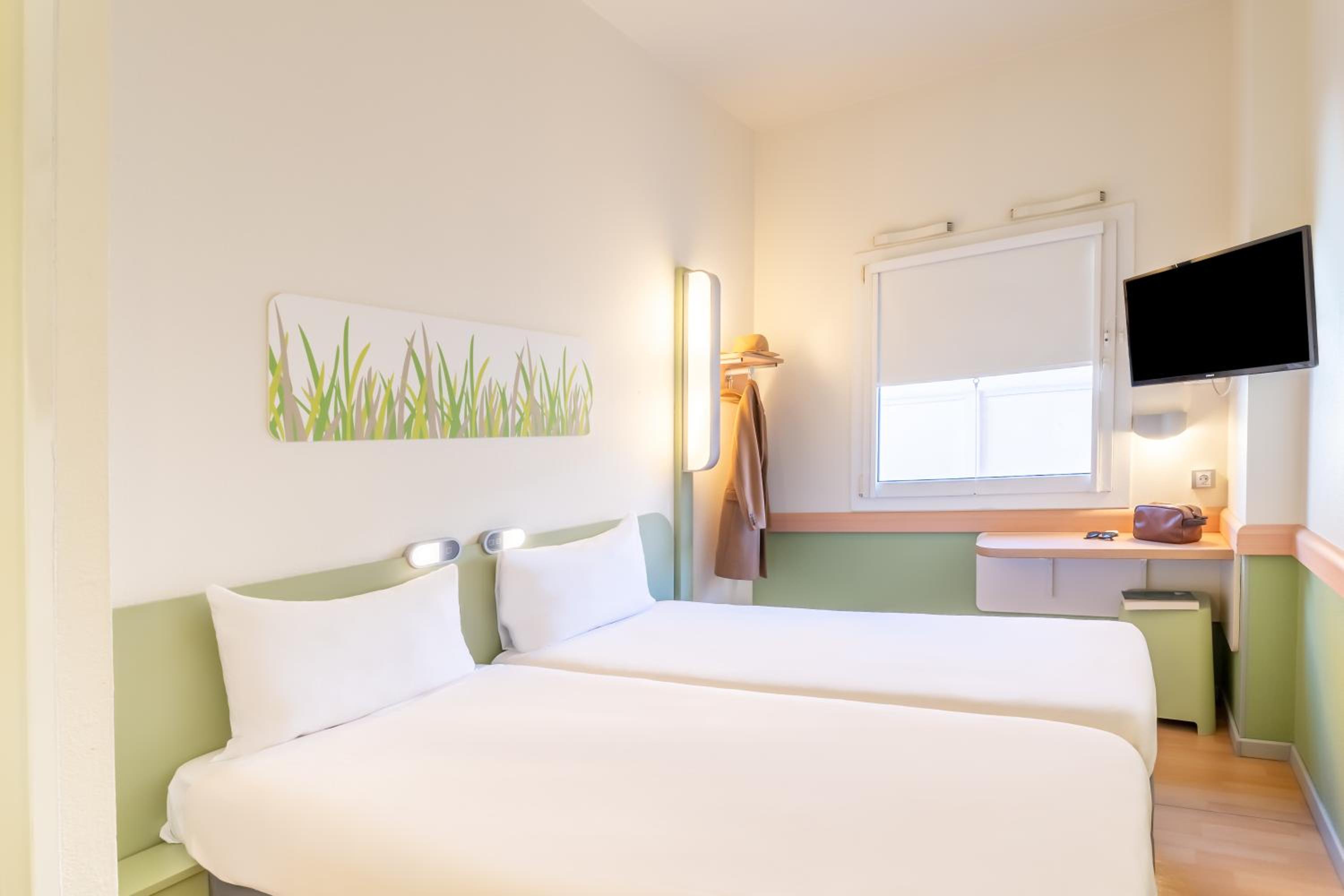 Twin Room - Photo 9