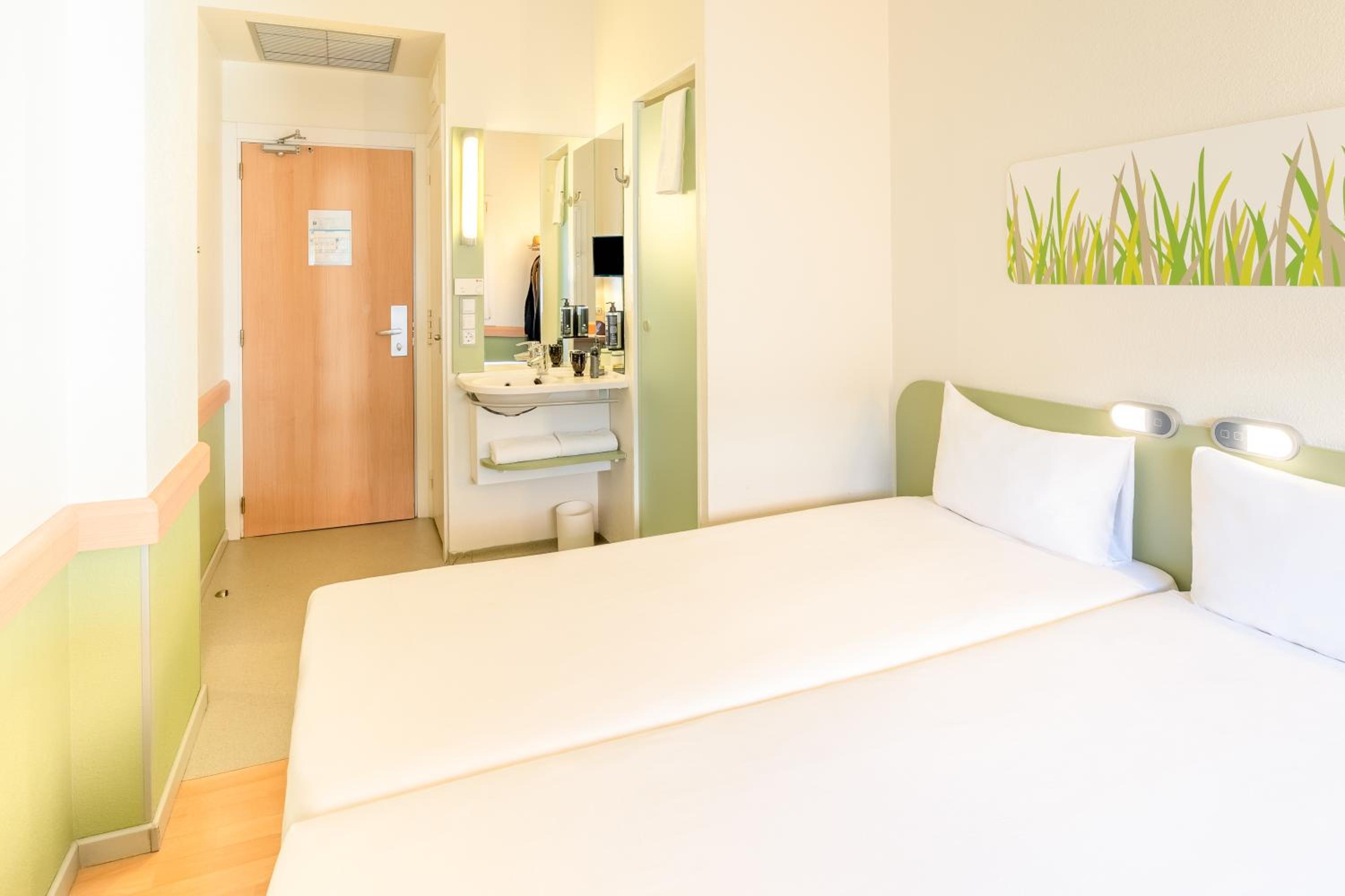 Twin Room - Photo 6