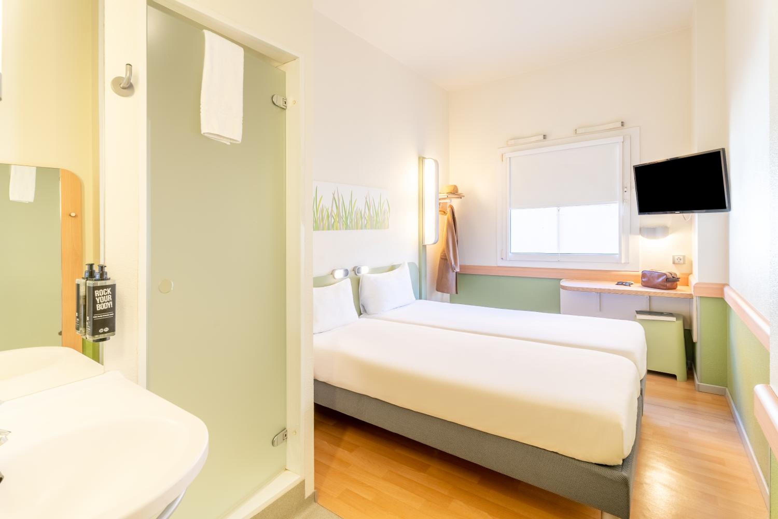 Twin Room - Photo 11
