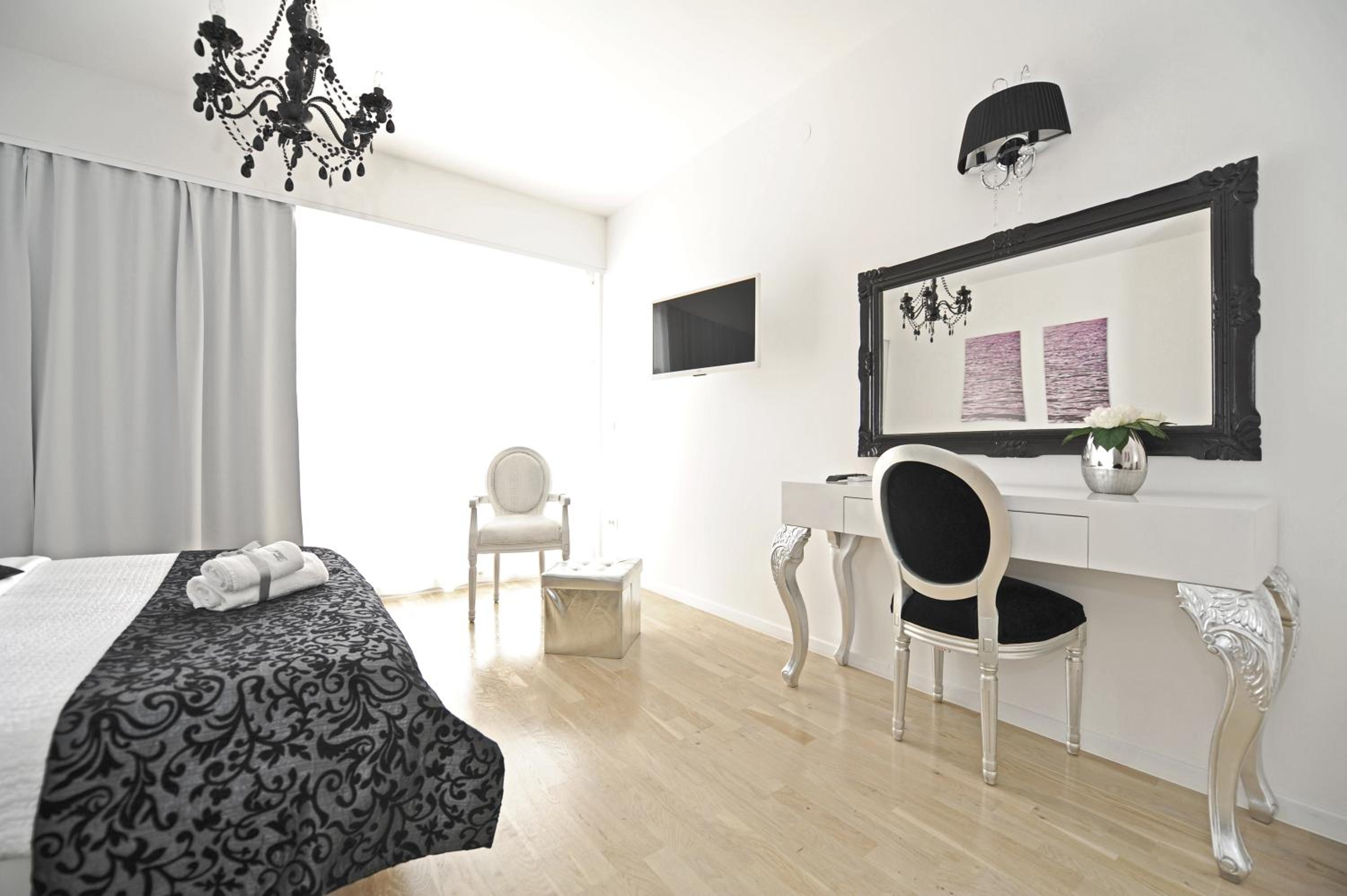 Double Room with Sea View - Photo 9