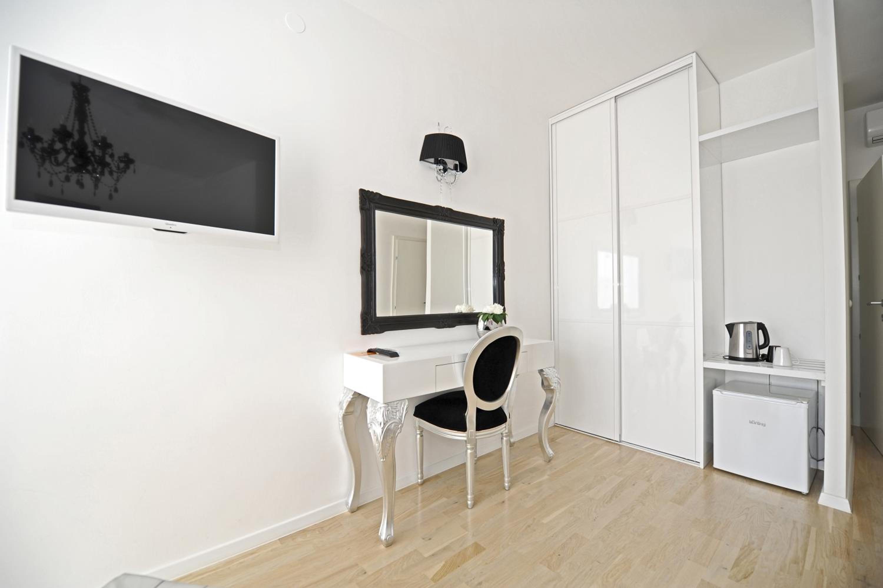 Double Room with Sea View - Photo 10