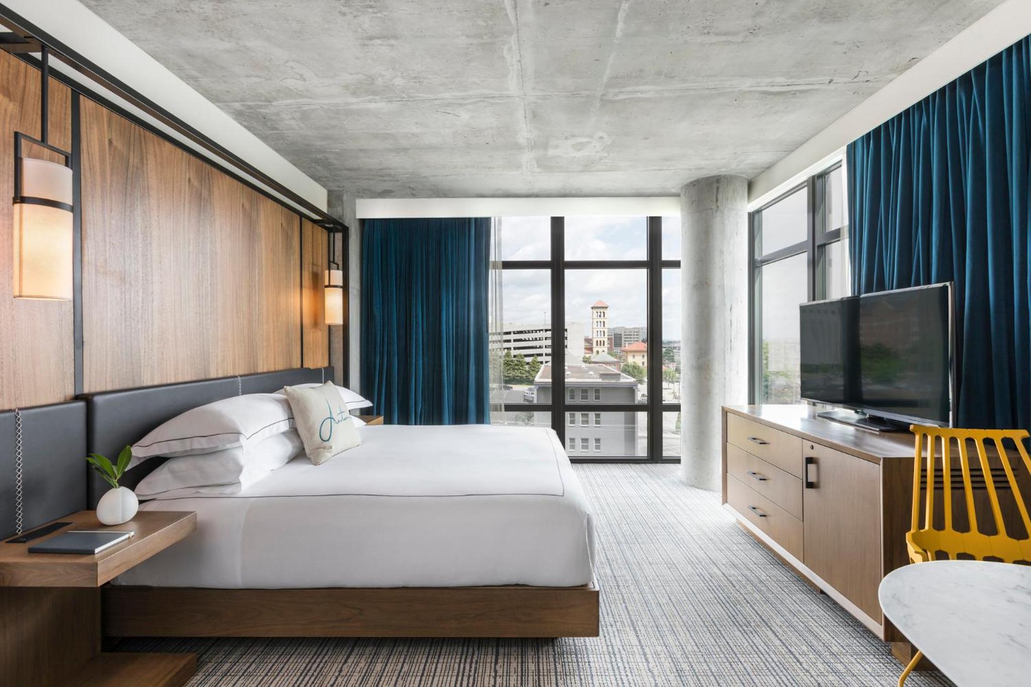 King Room with Roll-In Shower - Mobility Access