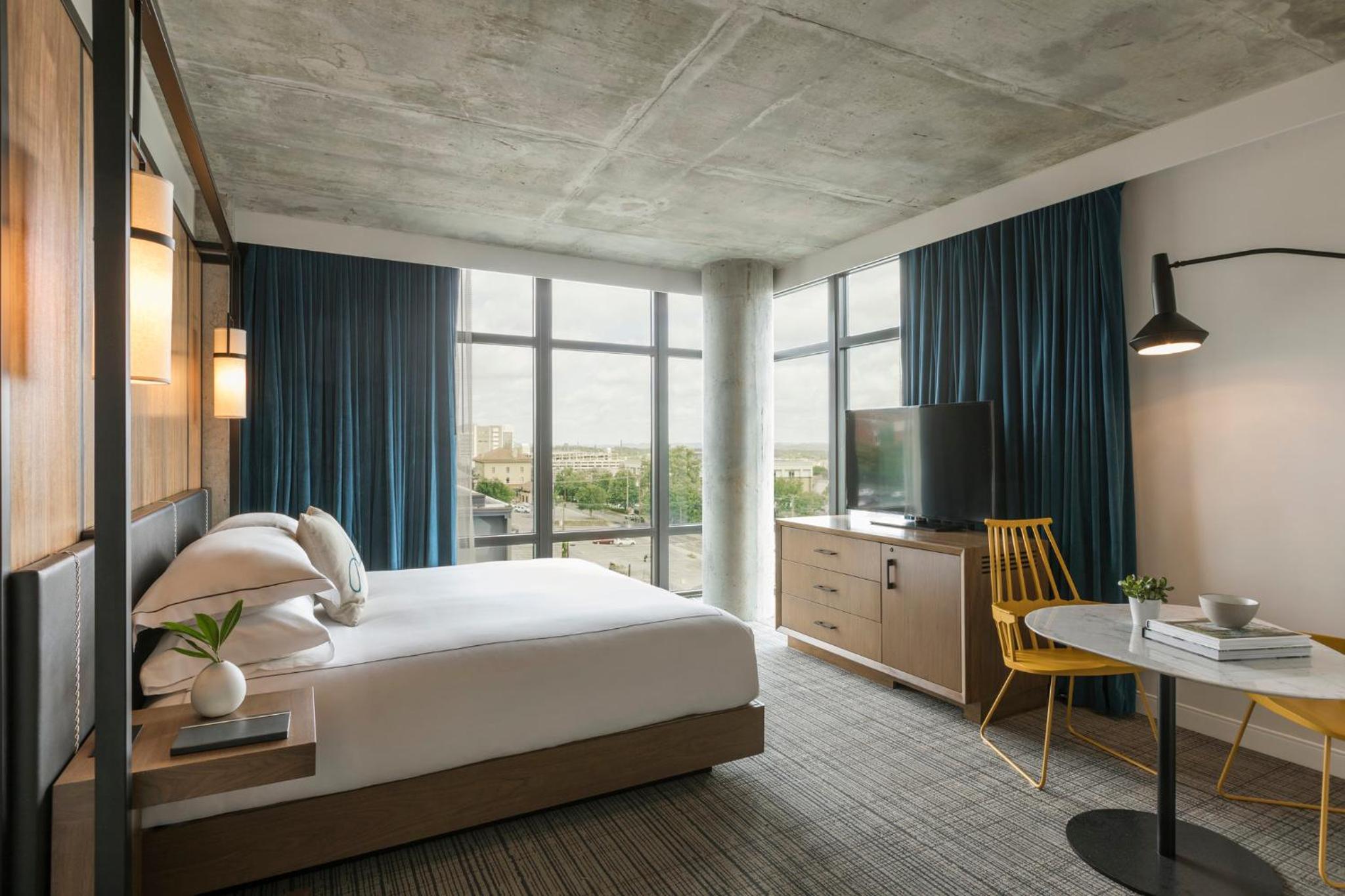 King Room with Roll-In Shower - Mobility Access