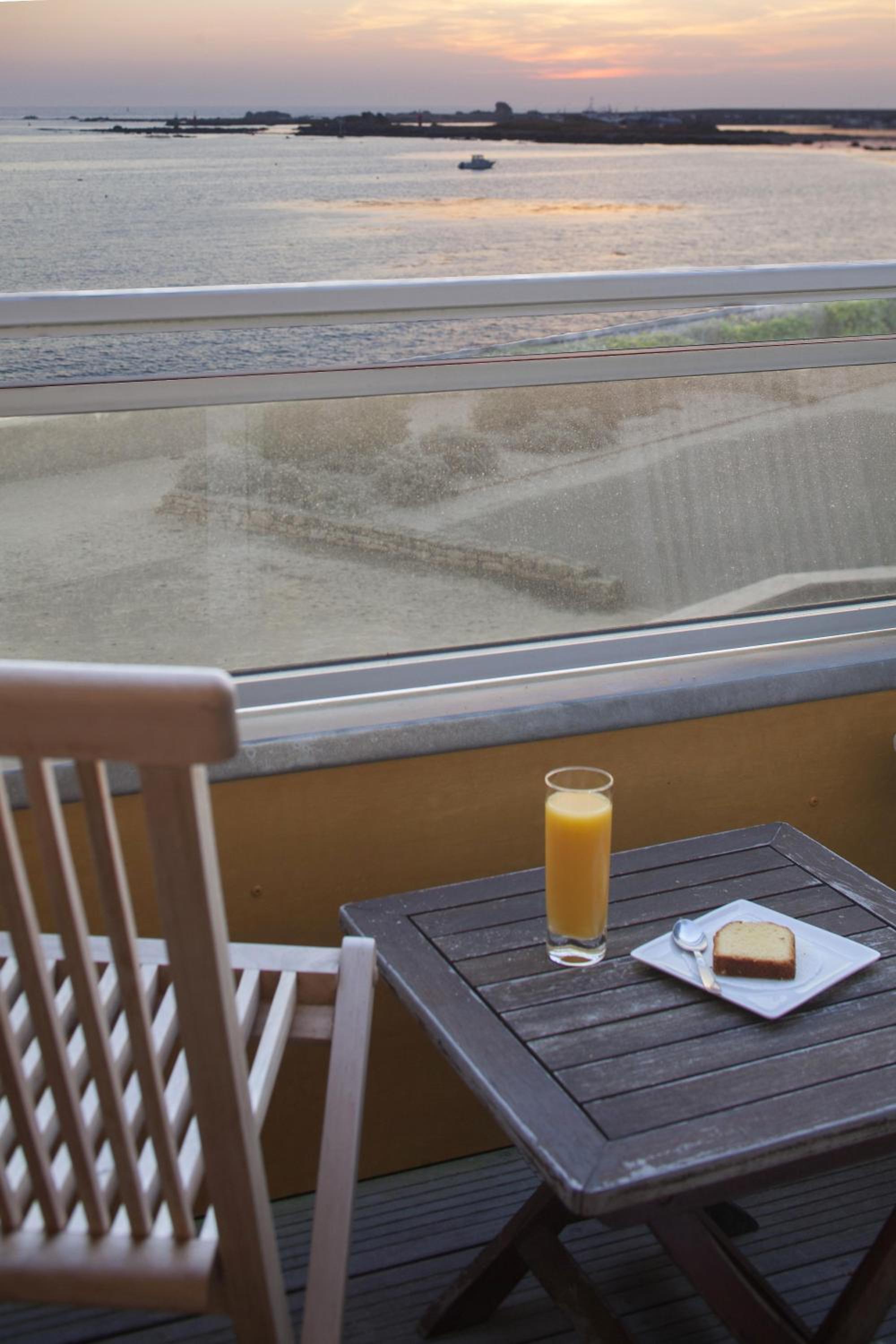 Double Room with Balcony and Sea View - Photo 2