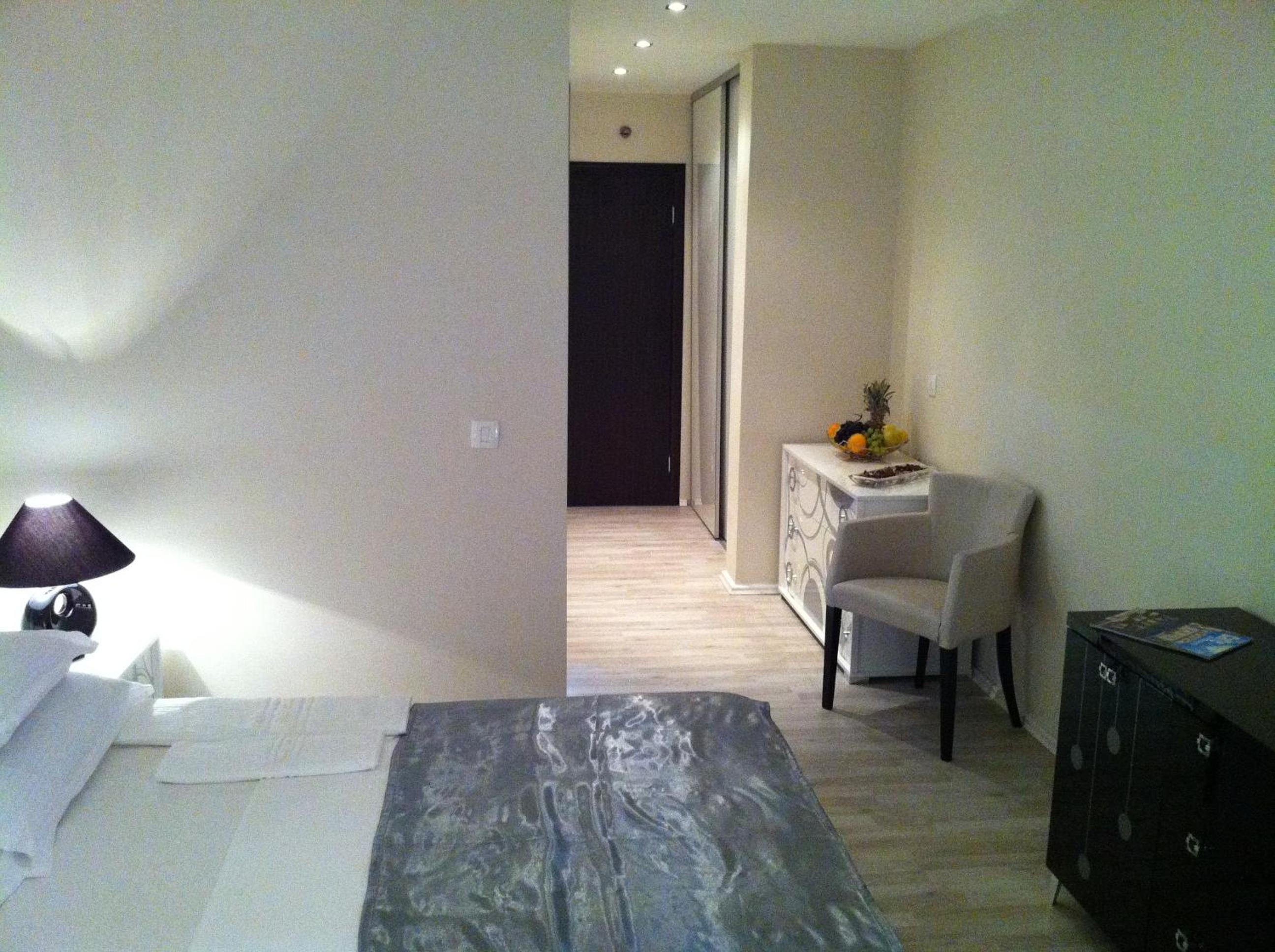 One-Bedroom Apartment with Balcony - Photo 6