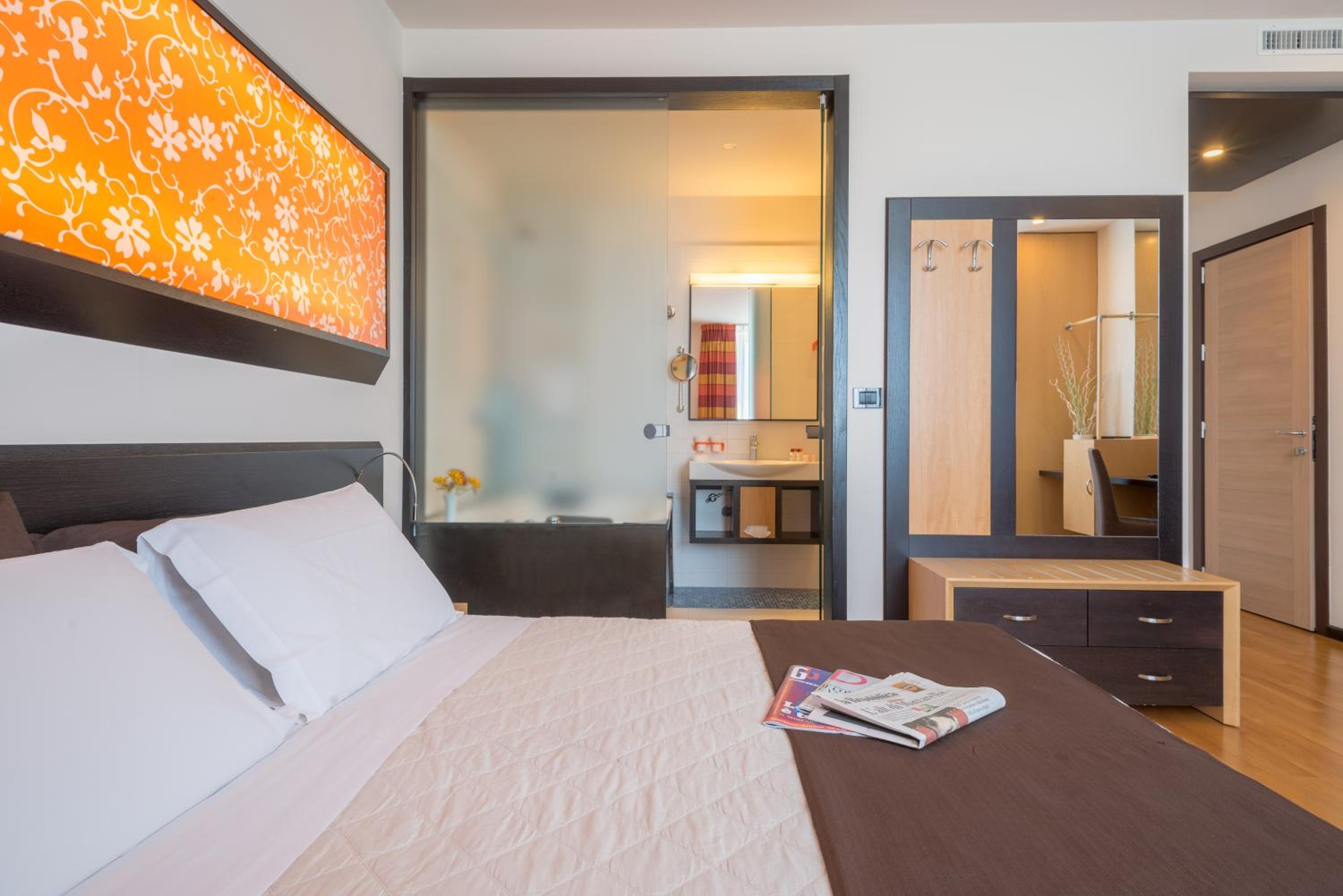Superior Double Room with Spa Bath - Photo 9