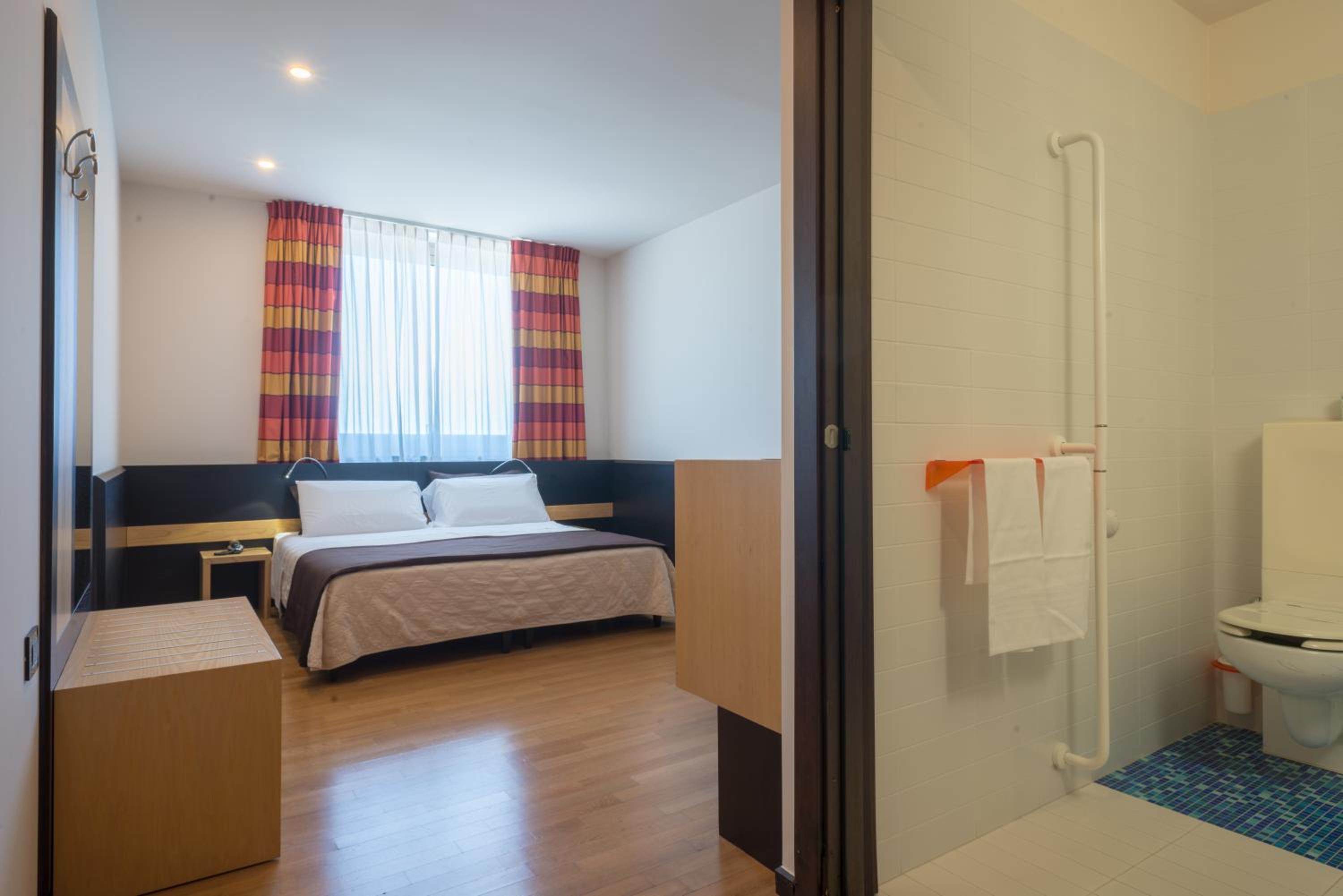 Double Room - Disability Access - Photo 1