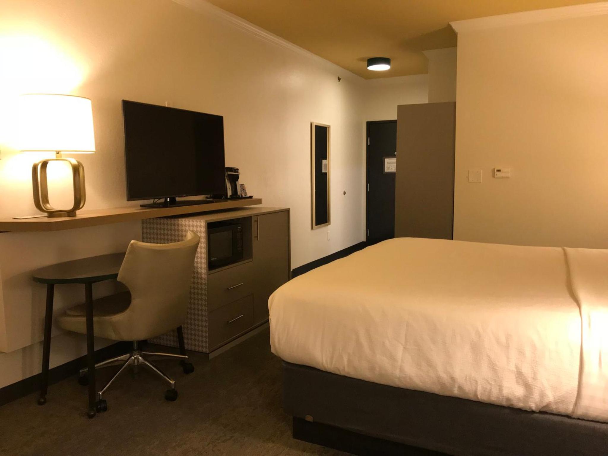 Standard King Room - Photo 4