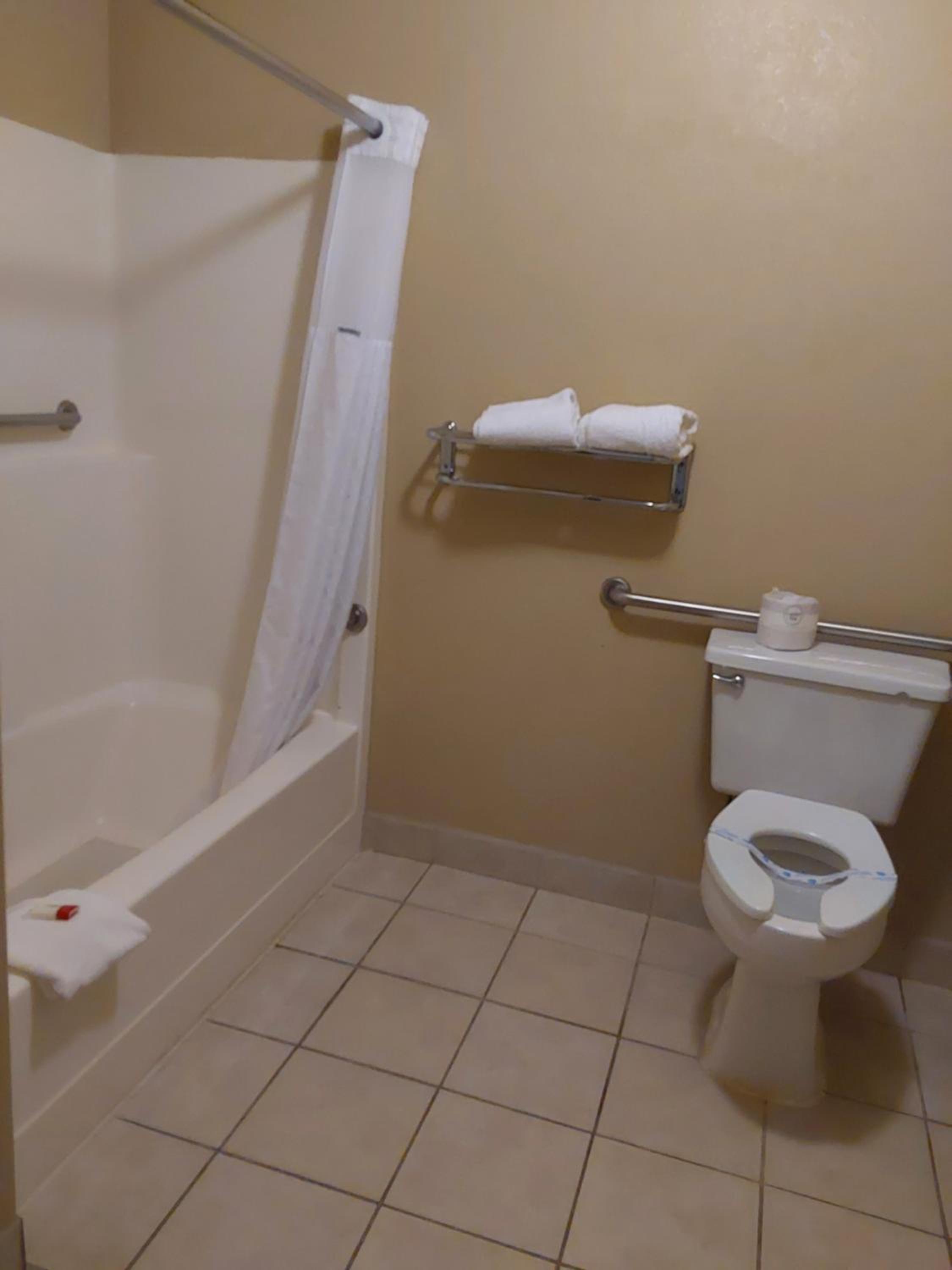 Queen Room - Disability Access - Photo 4