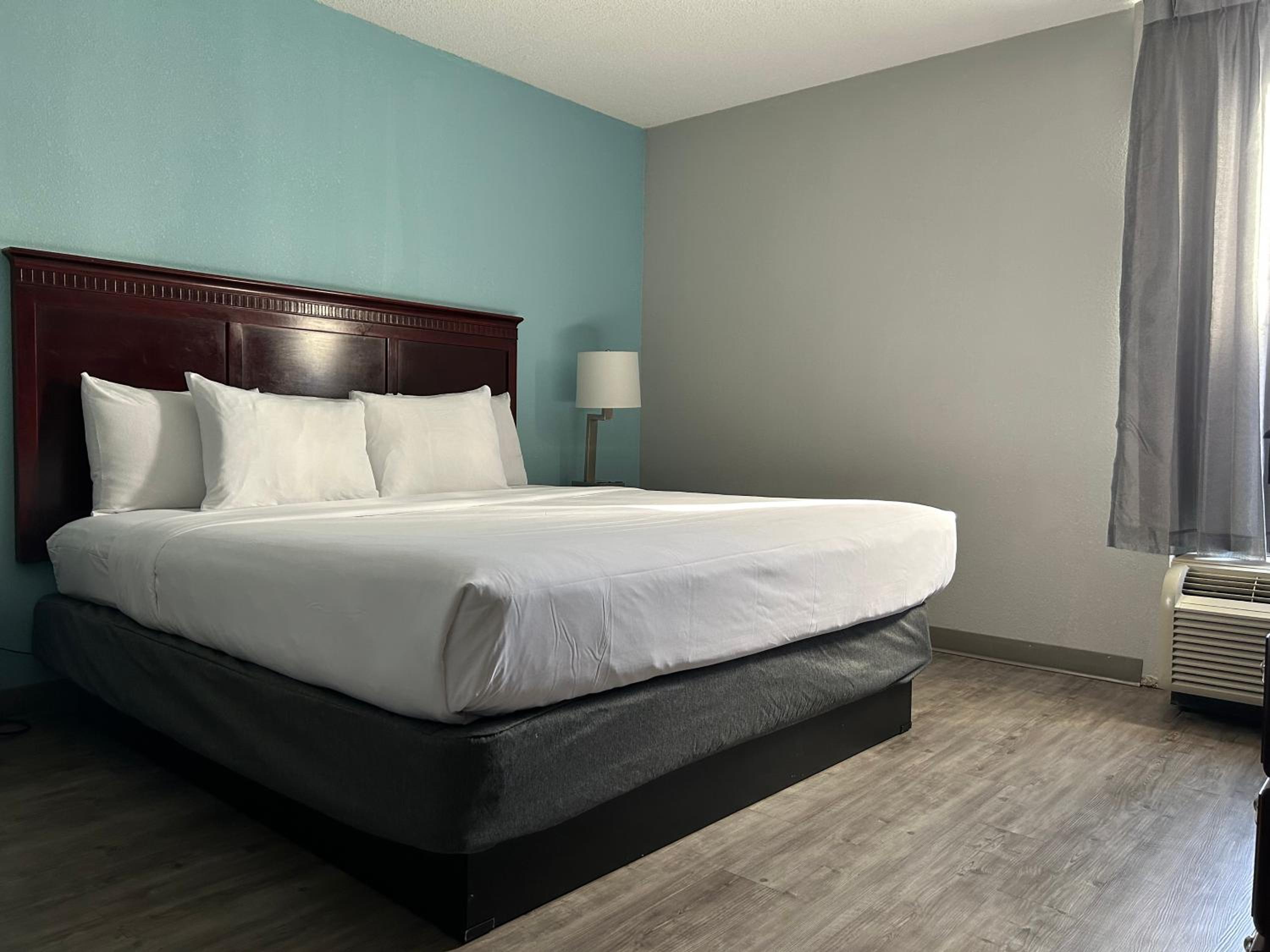 King Room - Non-Smoking - Photo 6