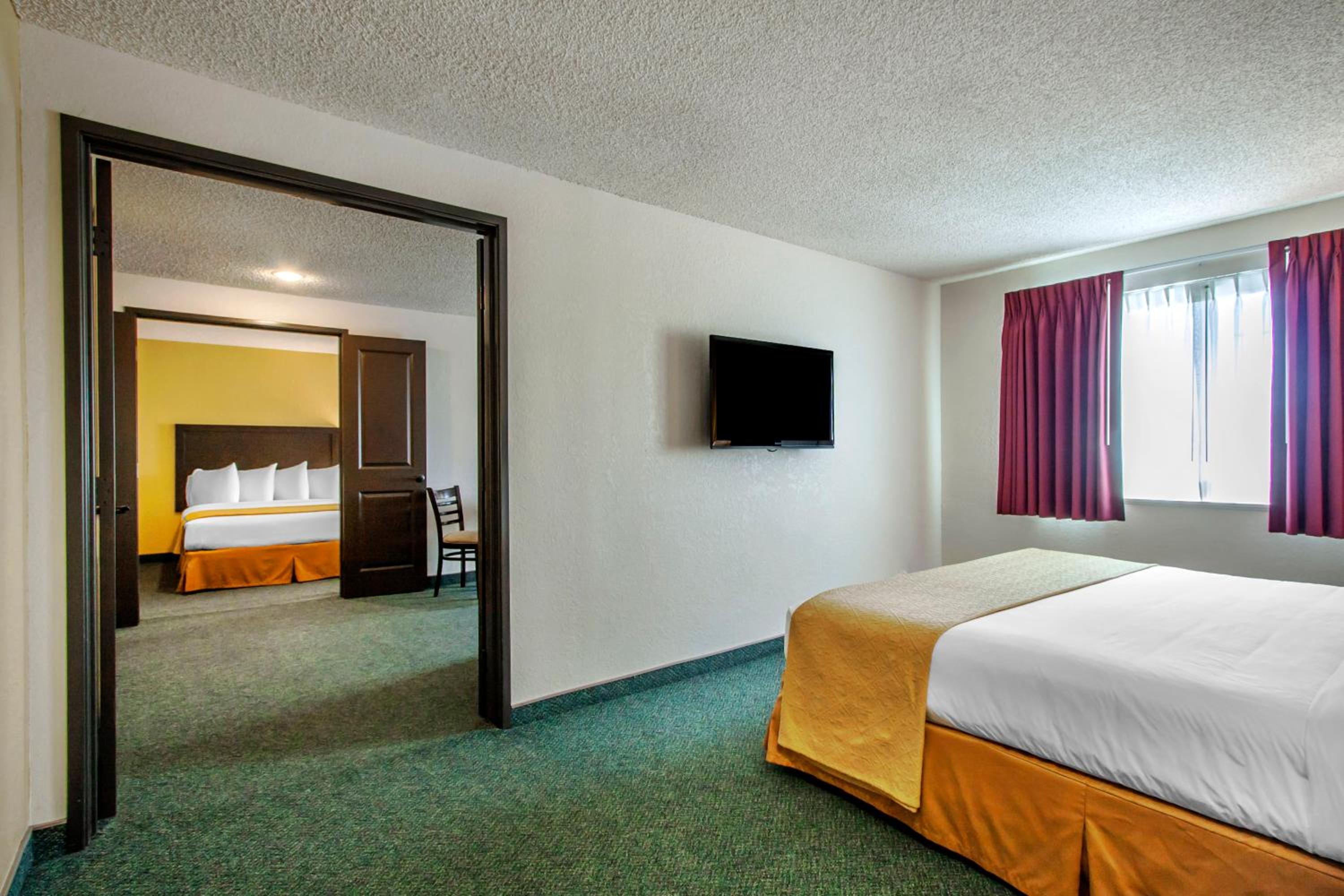 Family Suite - Non-Smoking - Photo 4