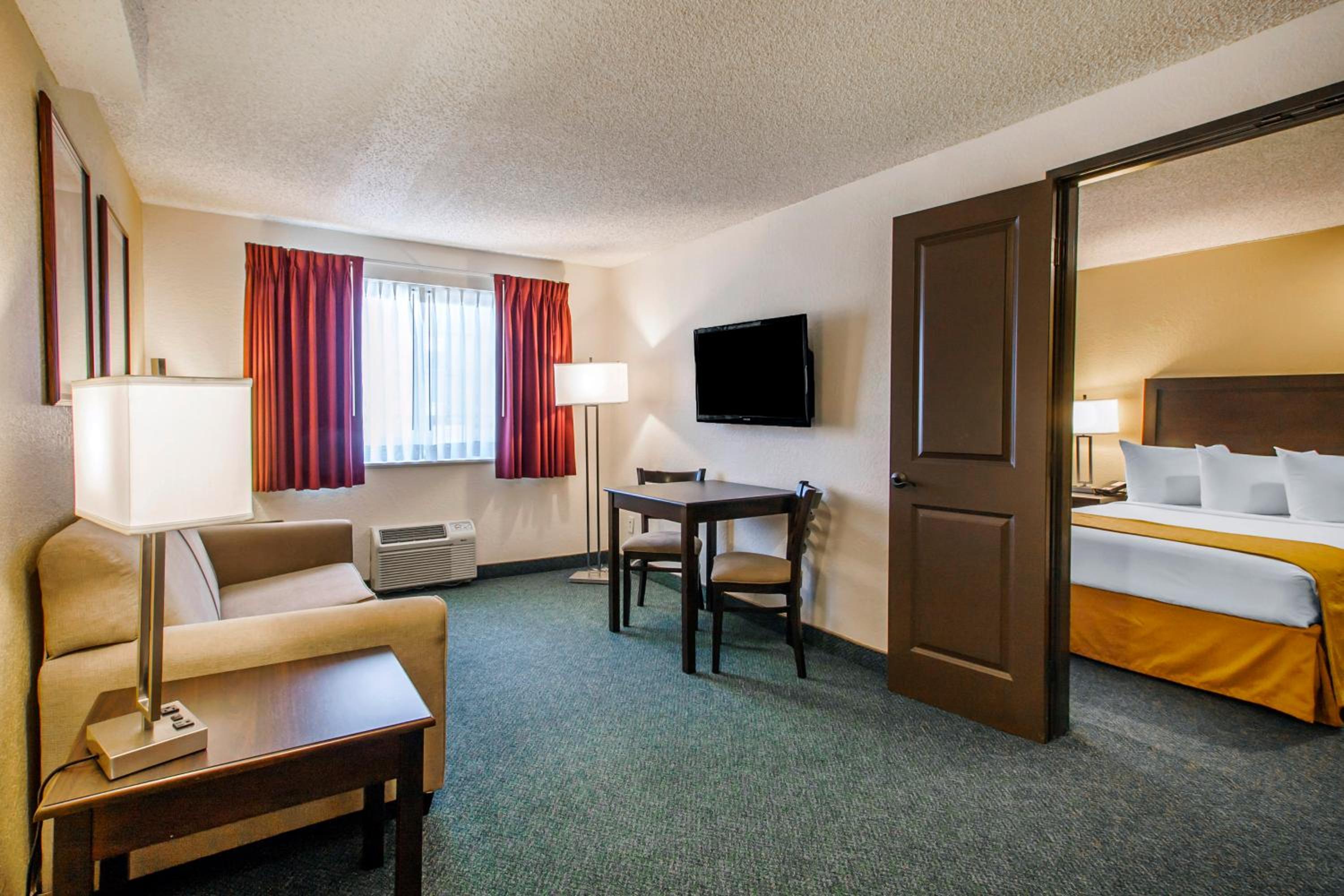 Family Suite - Non-Smoking - Photo 1
