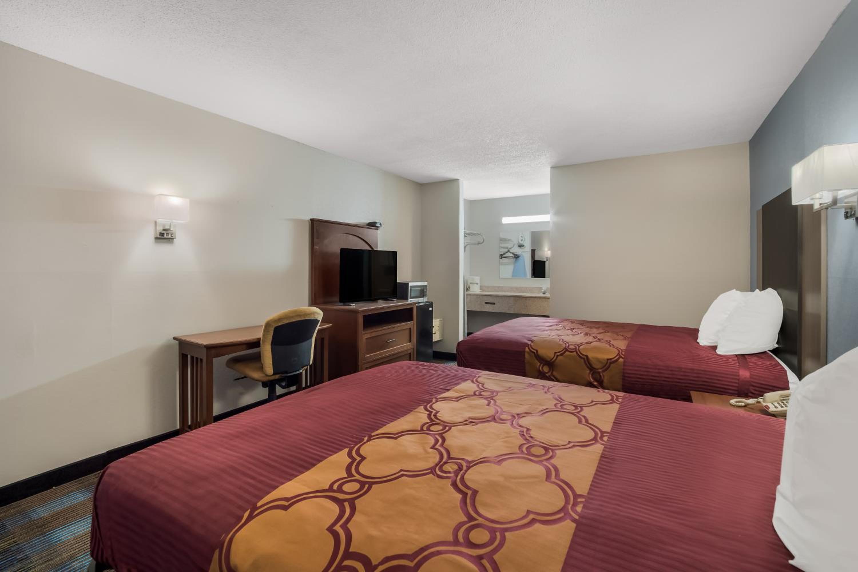 Queen Room with Two Queen Beds - Smoking - Photo 2