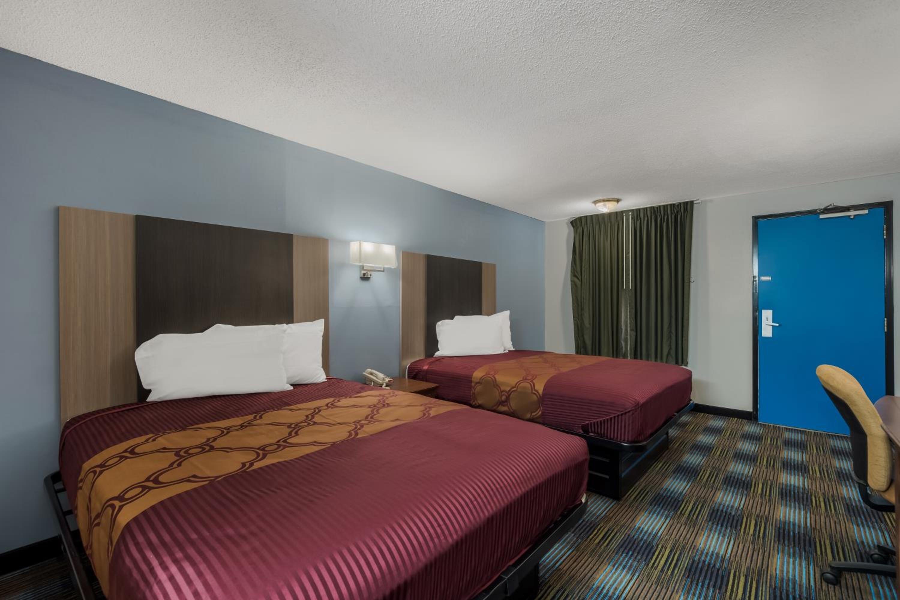 Queen Room with Two Queen Beds - Smoking - Photo 5
