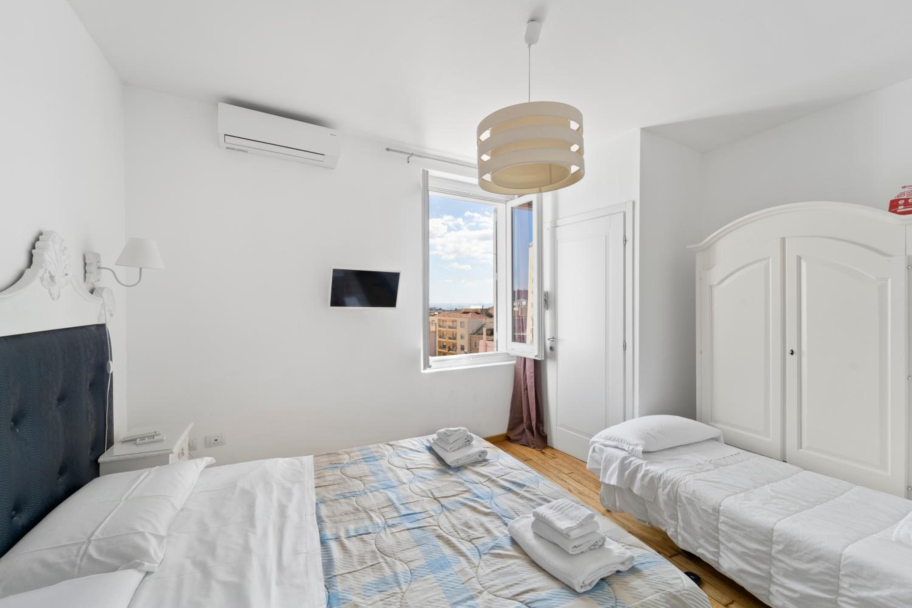 Double Room - Photo 6