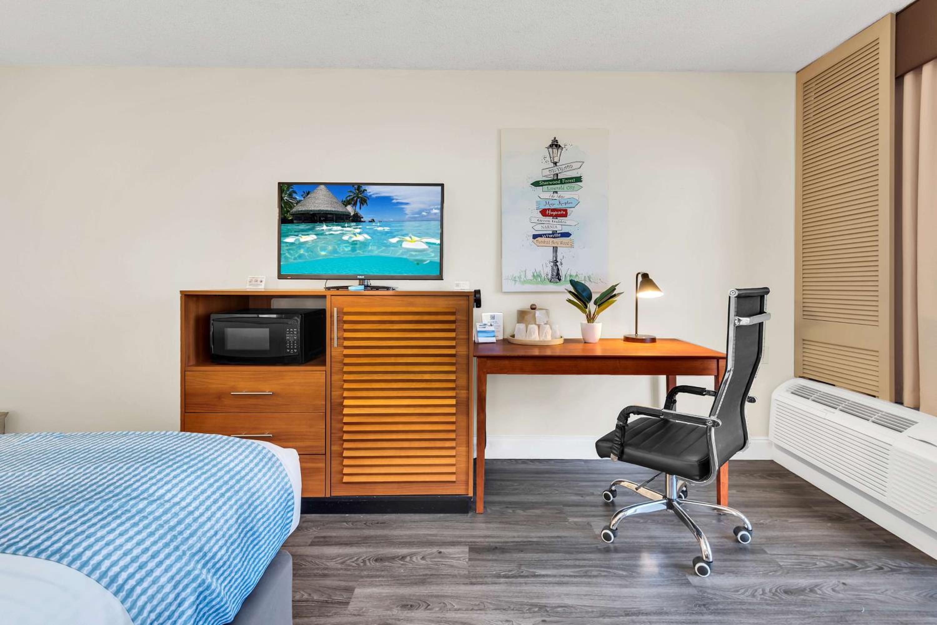 Premium Room 1 King Bed with a Water view