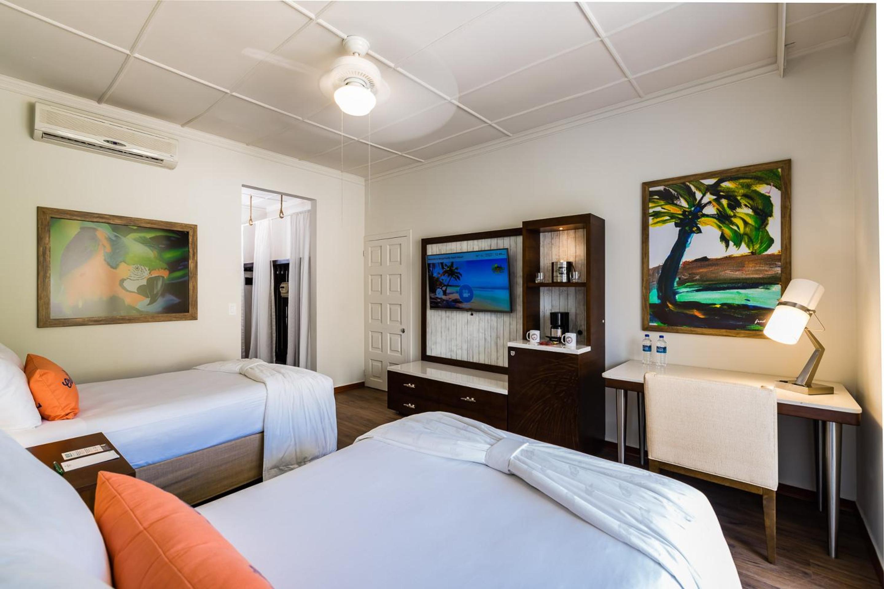 Double Room with Pool View - Photo 6