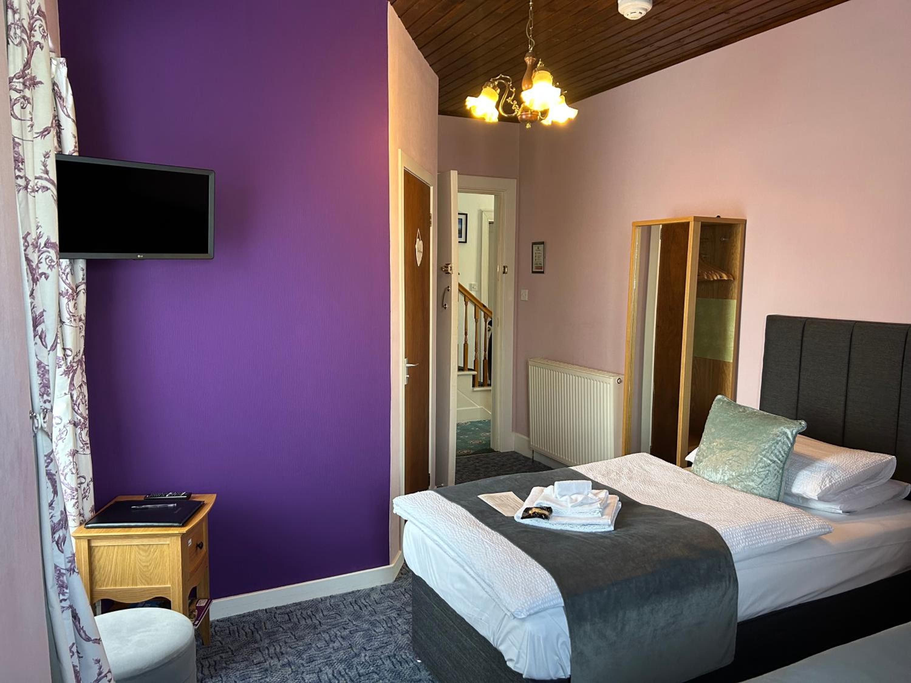 Twin Room With Private Bathroom photo 3