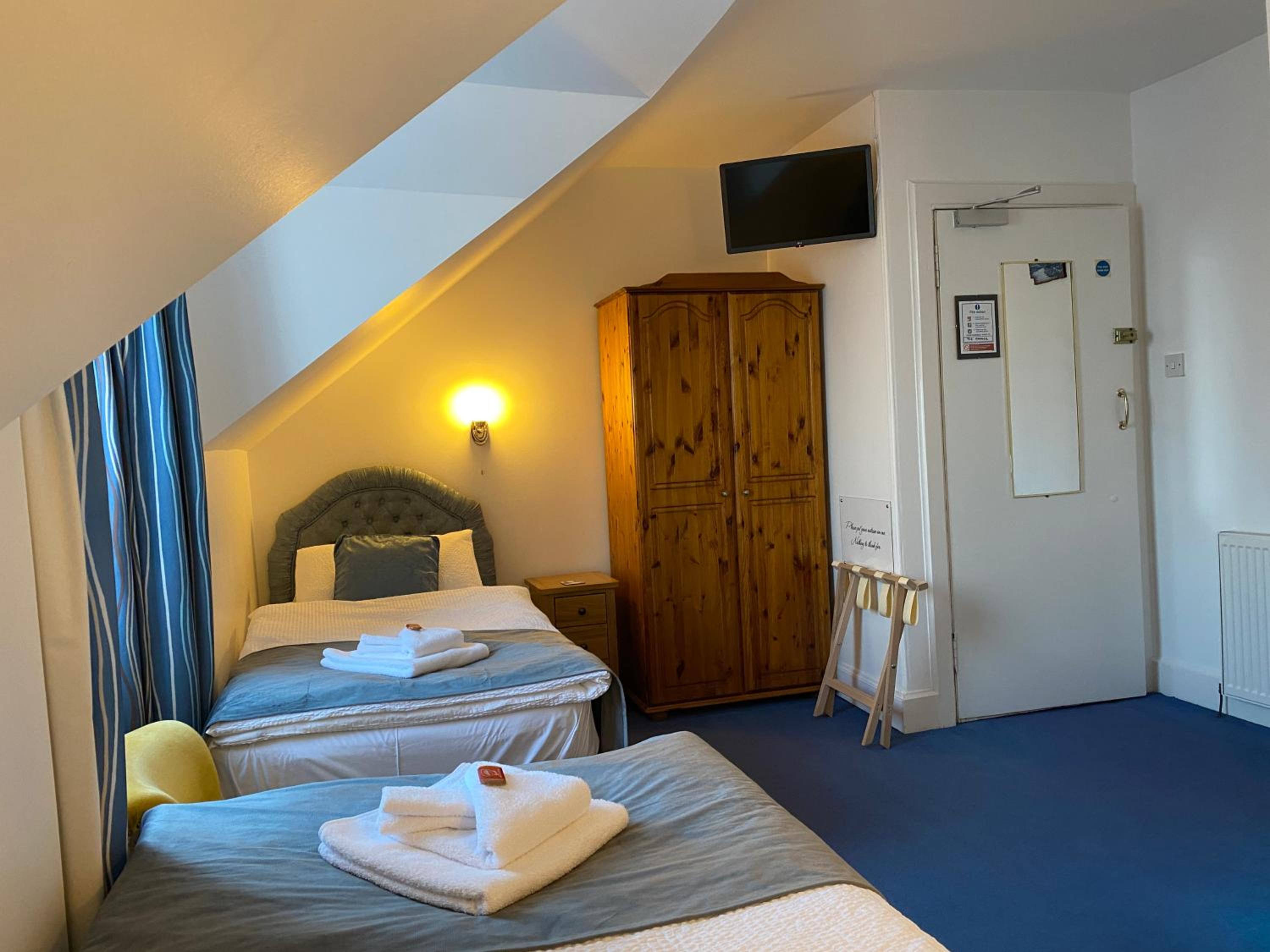 Twin Room With Private Bathroom photo 1