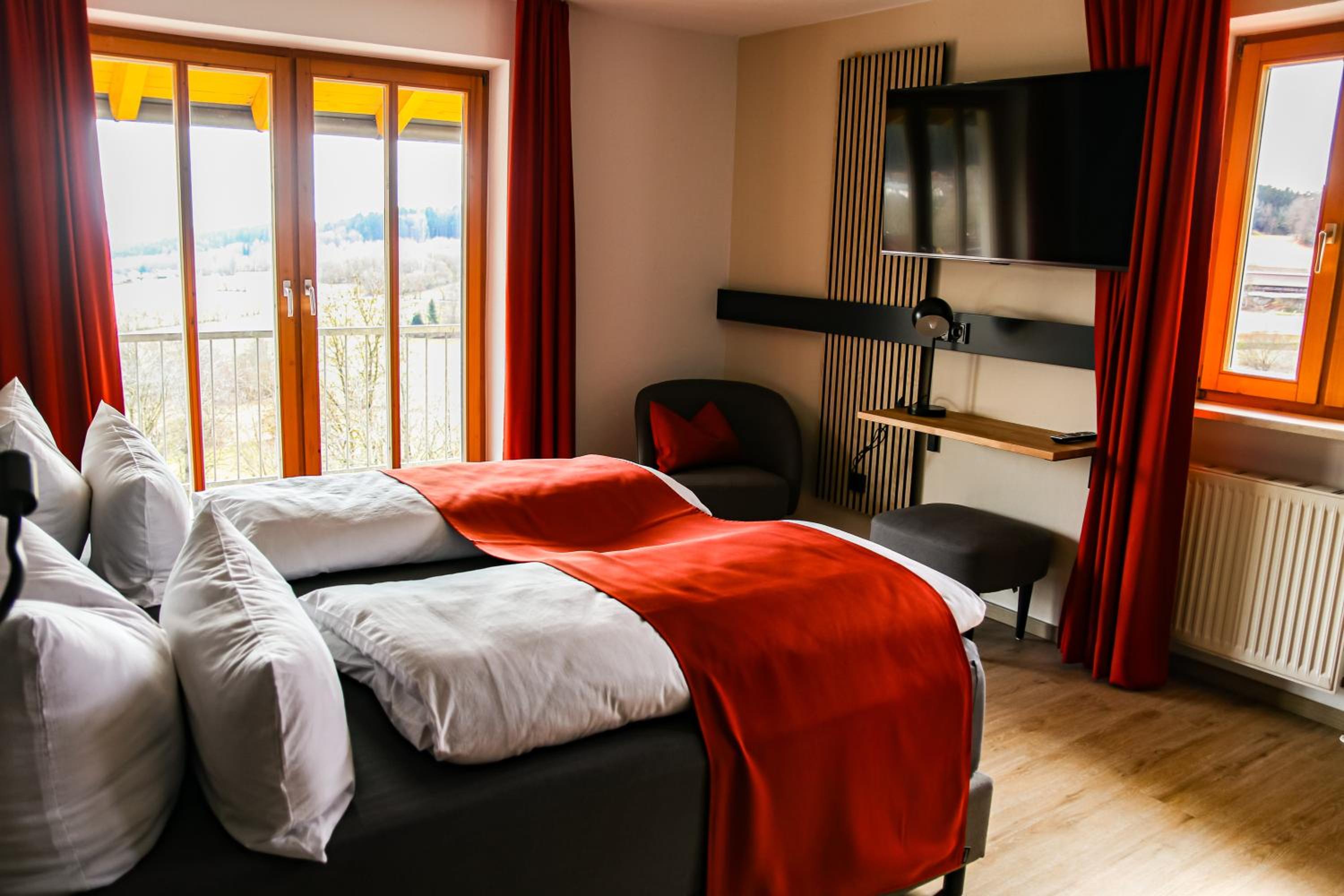 Double Room with Balcony - Photo 8